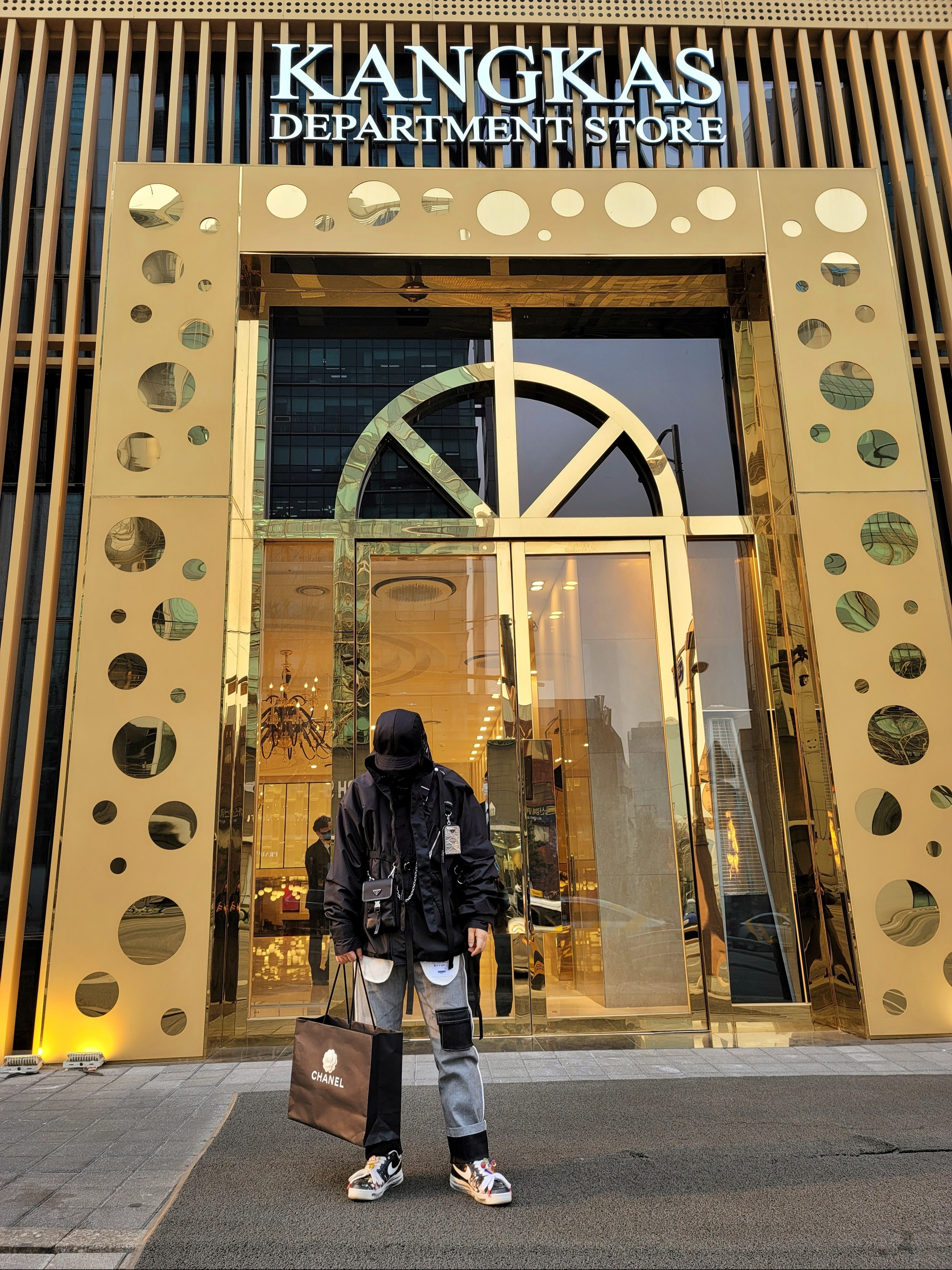 Chanel Large 19 Handbag Lambskin & Gold Black, Nike x Peaceminusone Air Force 1 Low Para-Noise 착용 스타일 - 2