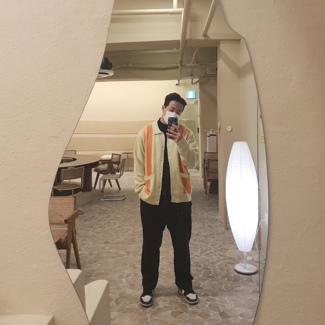 IAB Studio x Obey Archer Cardigan Yellow, Jordan 1 Retro High OG Gym Red 착용 스타일