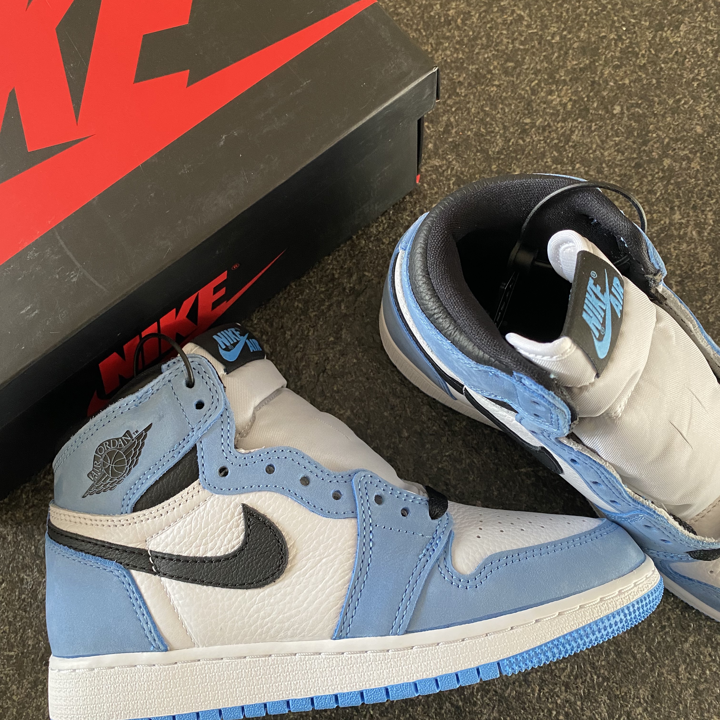 (GS) Jordan 1 Retro High OG University Blue, Jordan 1 Retro High OG University Blue 착용 스타일 - 1