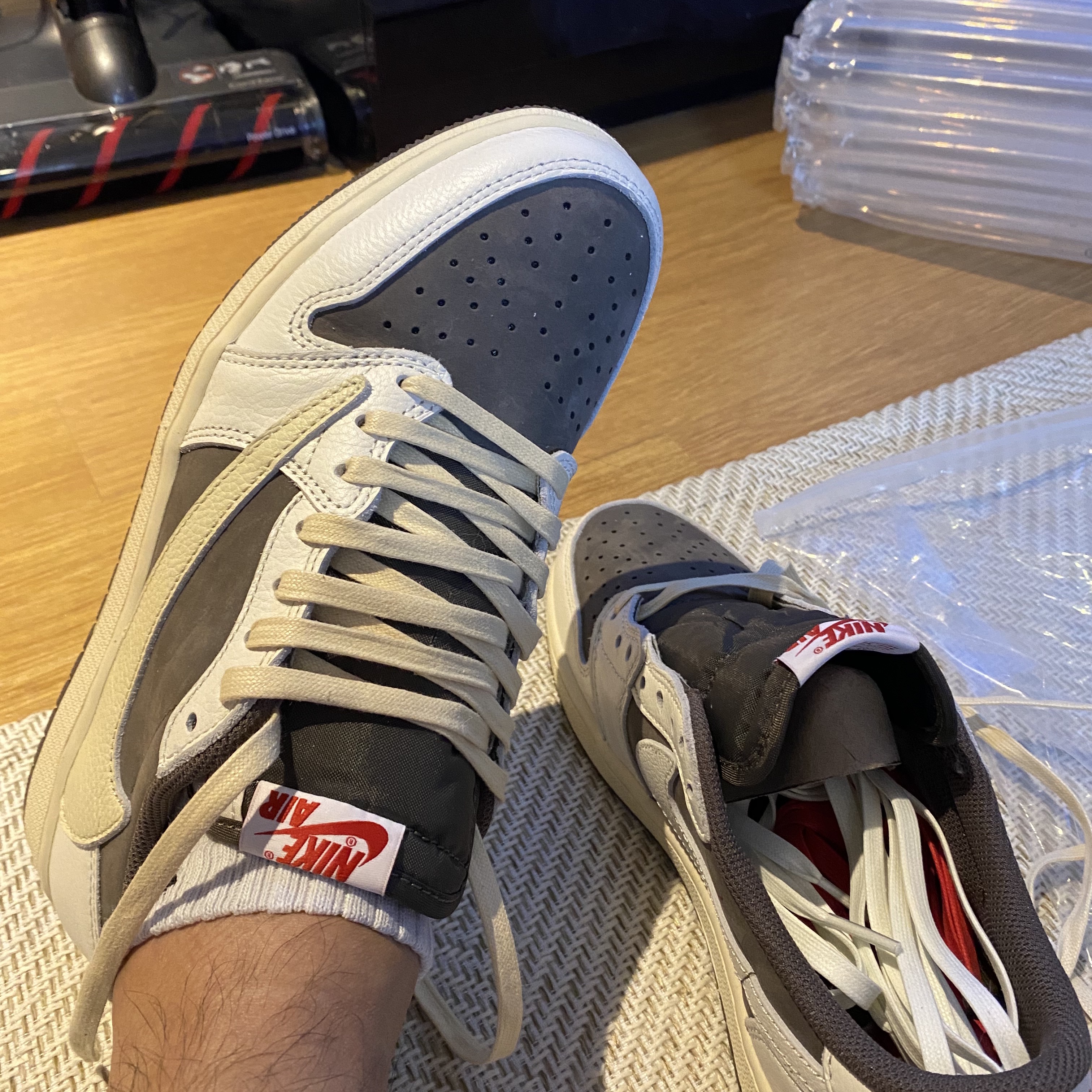 Jordan 1 x Travis Scott Retro Low OG SP Sail and Ridgerock 착용 스타일
