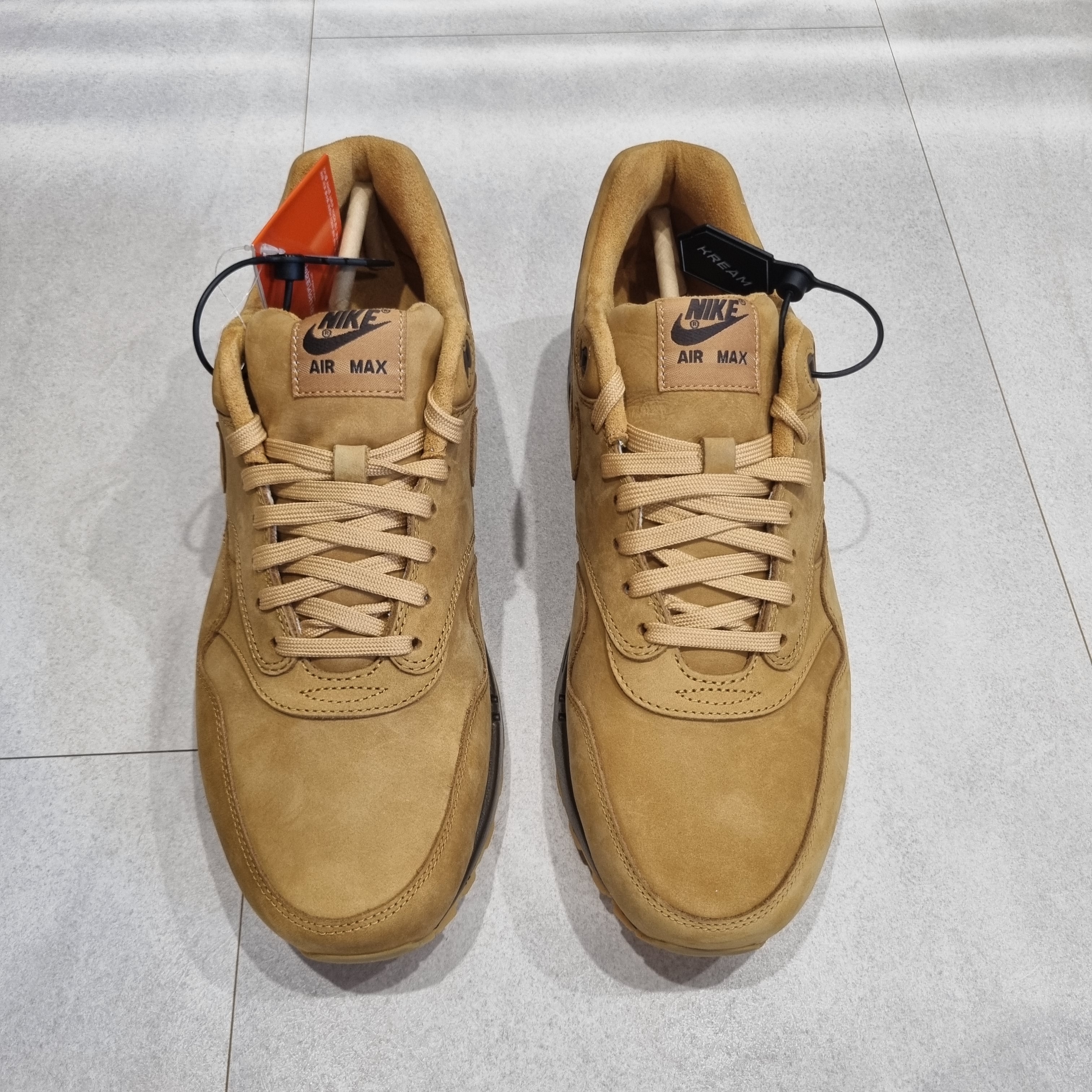 Nike Air Max 1 Flax, Jordan 1 Low Golf Wolf Grey 착용 스타일 - 2
