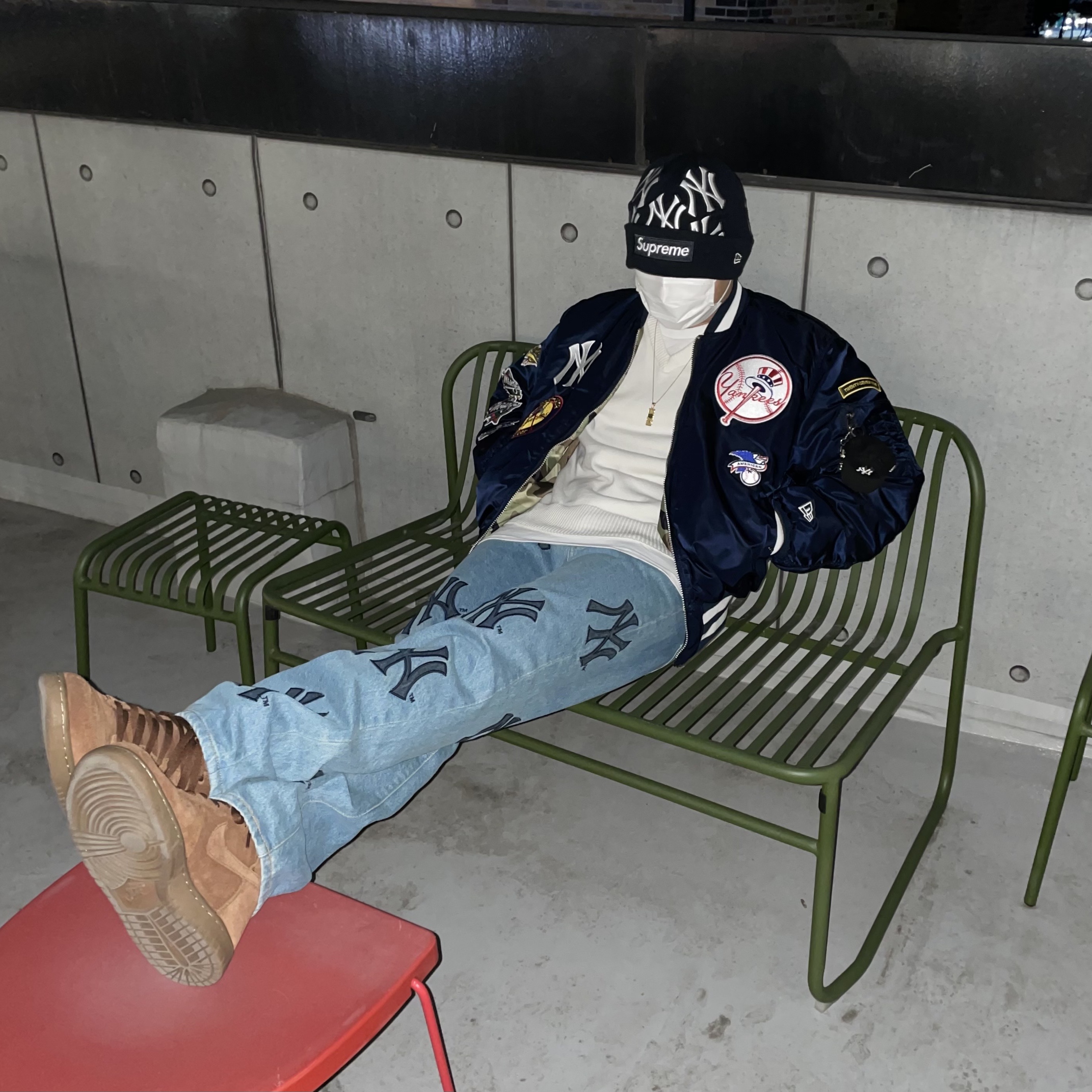 Supreme x New York Yankees Regular Jean Washed Blue - 21FW, Supreme x New York Yankees New Era Box Logo Beanie Navy - 21FW 착용 스타일 - 1