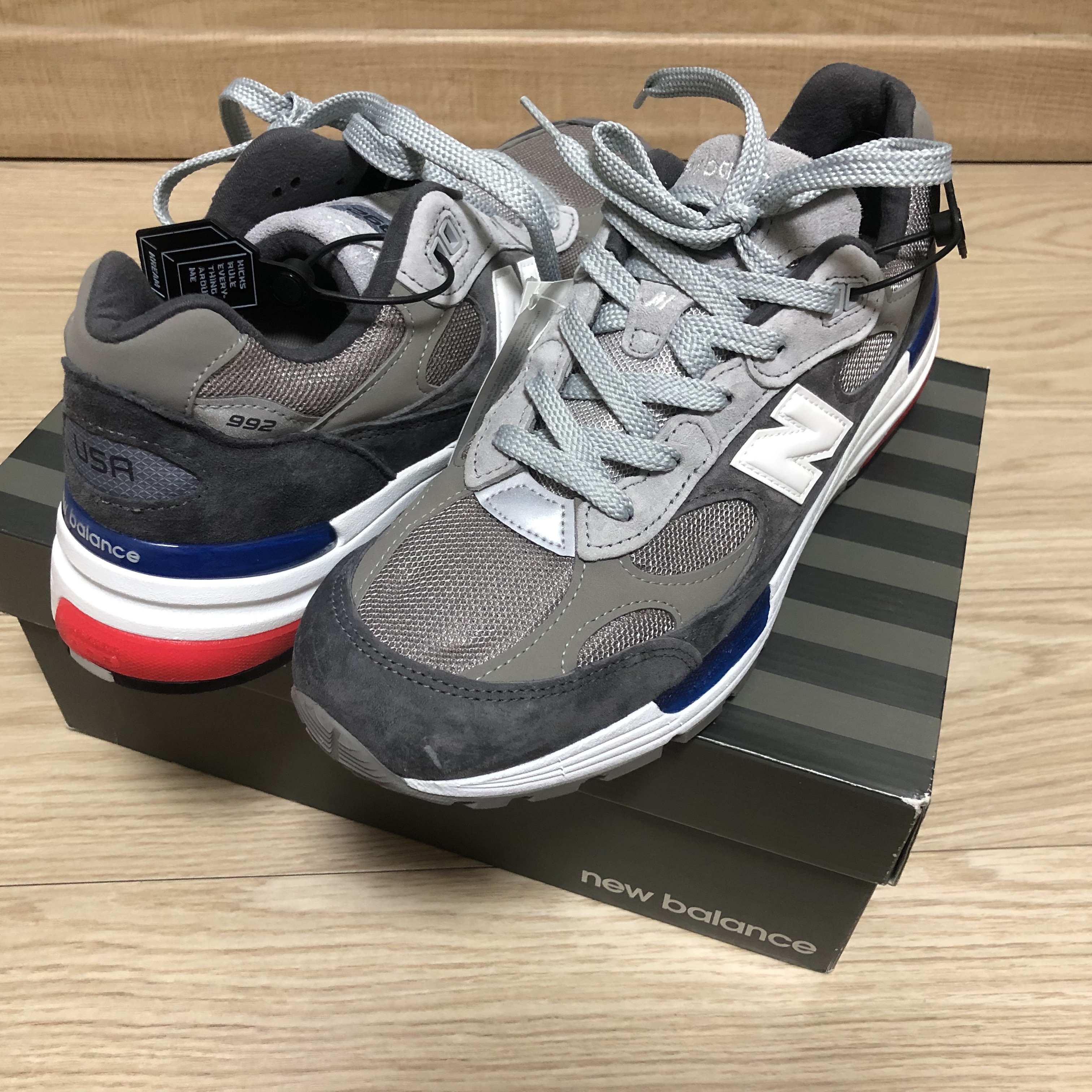 New Balance 992 Made in USA Grey Red Blue 착용 스타일 - 1