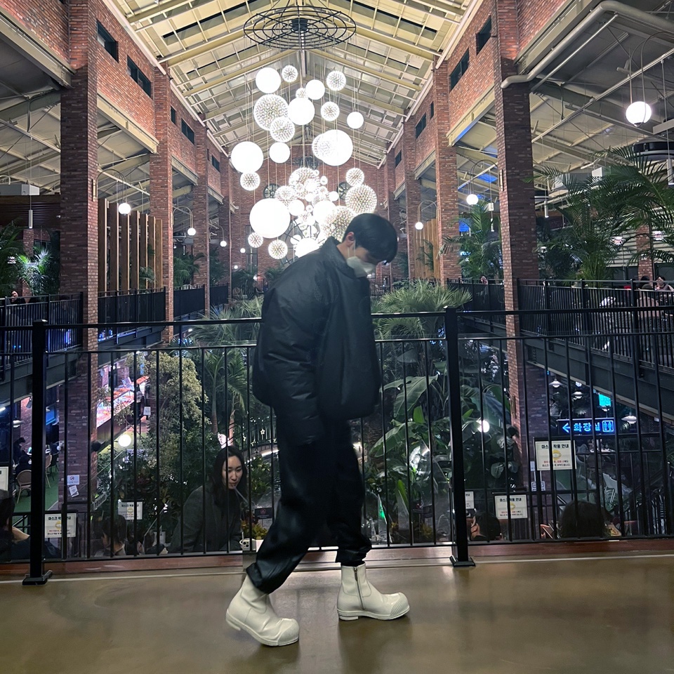 Yeezy Gap Round Jacket Black 착용 스타일 - 2