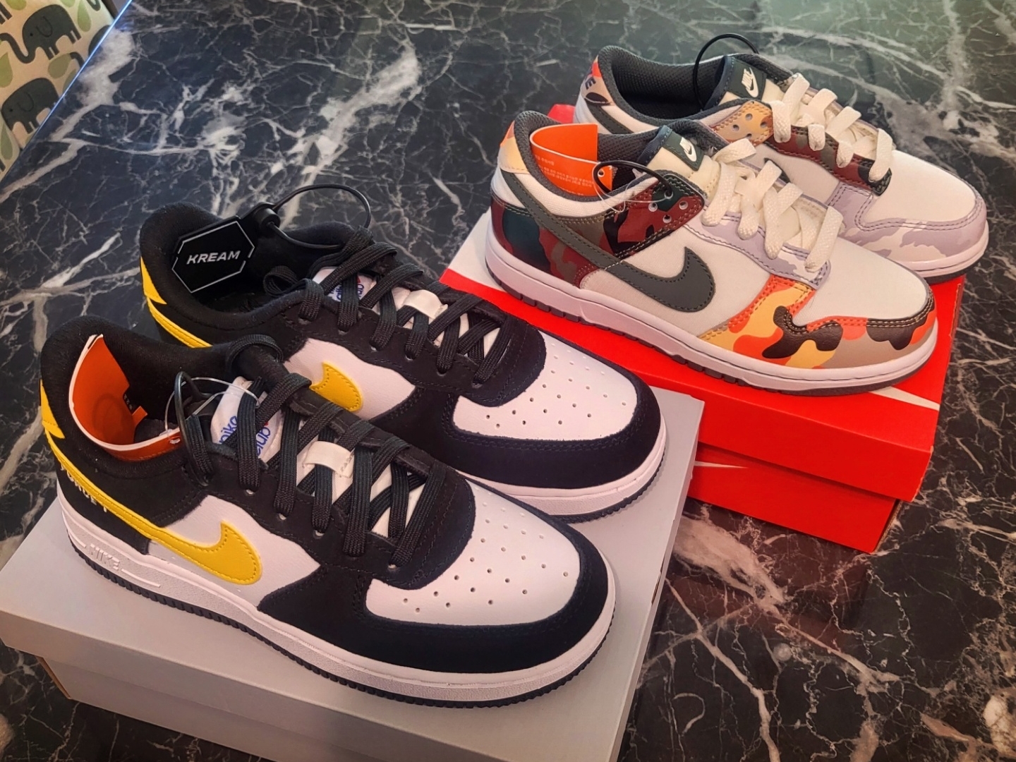 (PS) Nike Dunk Low SE Sail Multi Camo, (PS) Nike Air Force 1 LV8 Athletic Club Black Dark Sulfur 착용 스타일