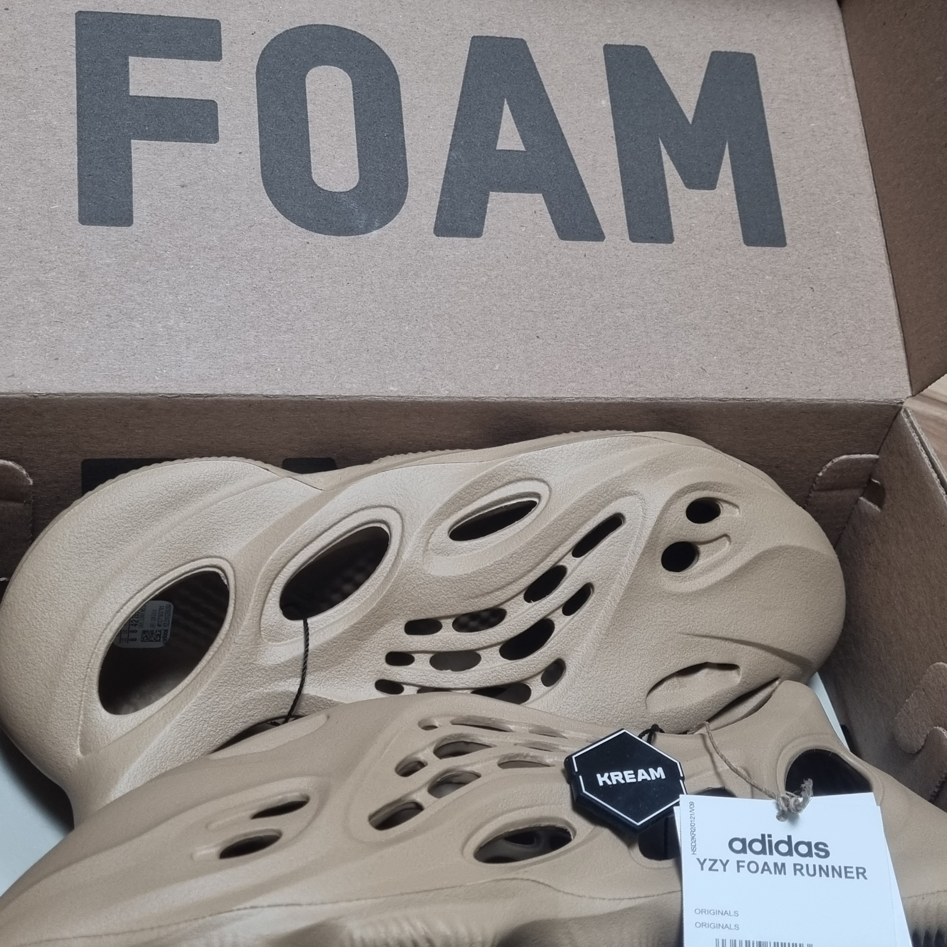 Adidas Yeezy Foam RNNR Ochre 착용 스타일