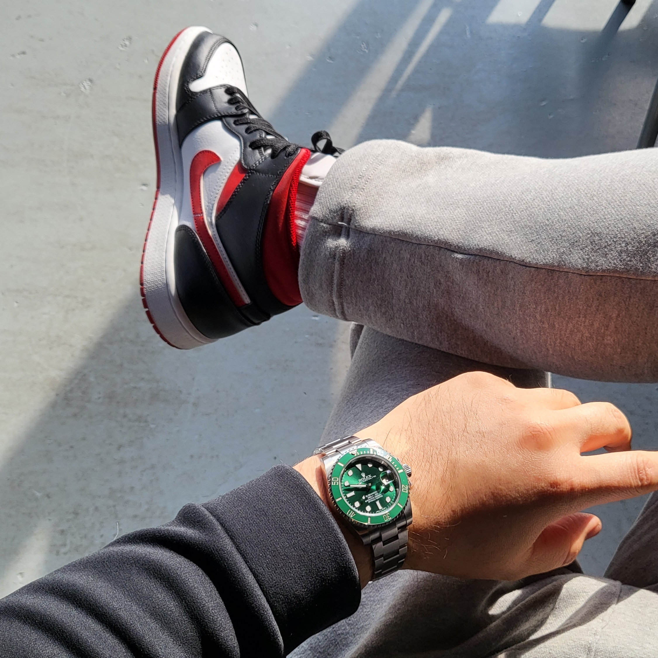 Rolex Submariner Date 40mm 116610LV Green Oyster, Jordan 1 Mid Gym Red Black White 착용 스타일