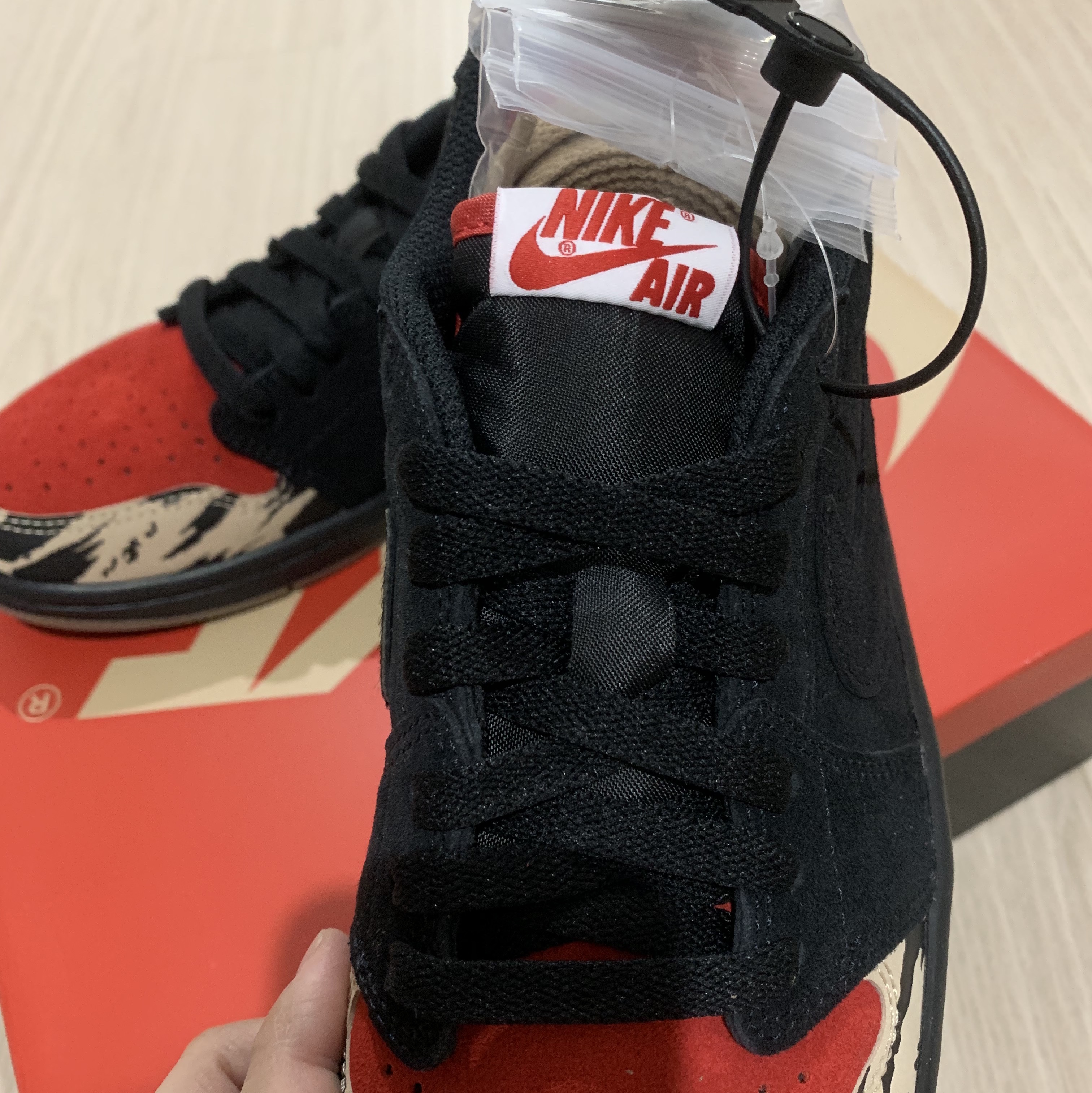 Jordan 1 x SoleFly Retro Low OG SP Black and Sport Red 착용 스타일 - 3