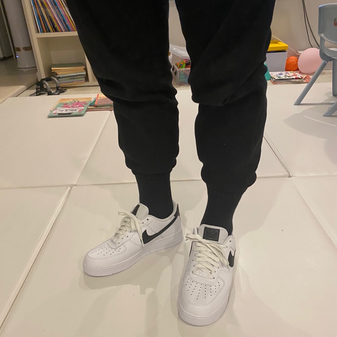 (W) Nike Air Force 1 '07 Low White Black 착용 스타일 - 4