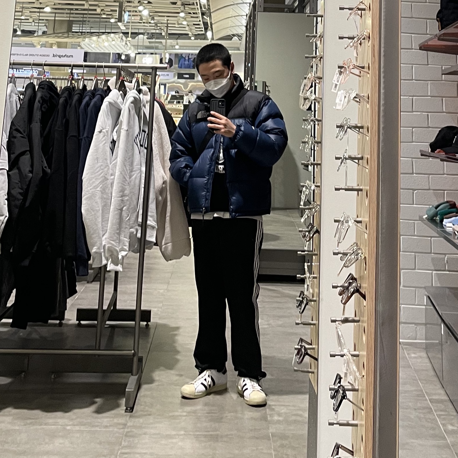 Adidas Superstar Premium White Black 착용 스타일