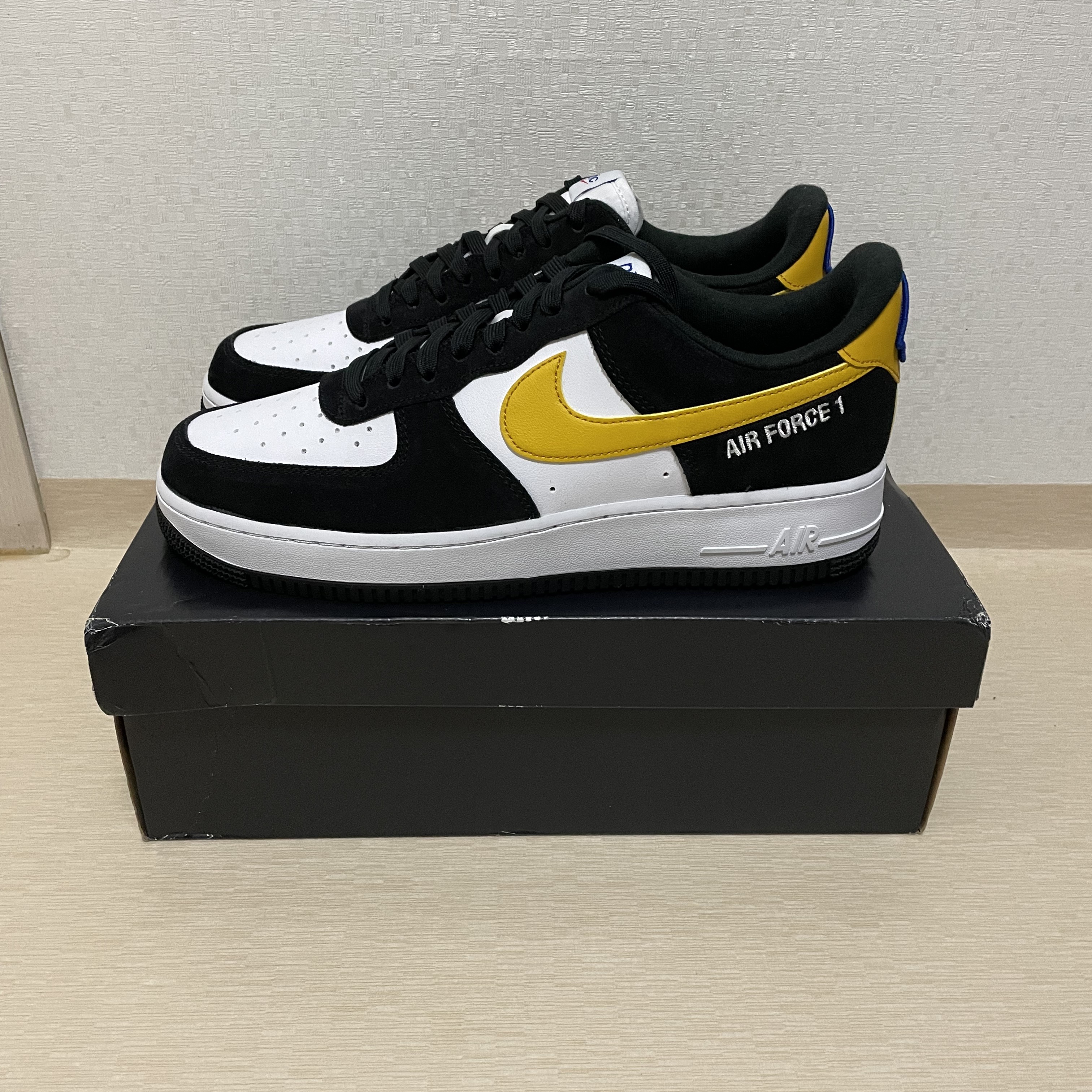 Nike Air Force 1 '07 LV8 Athletic Club Black Dark Sulfur 착용 스타일 - 5