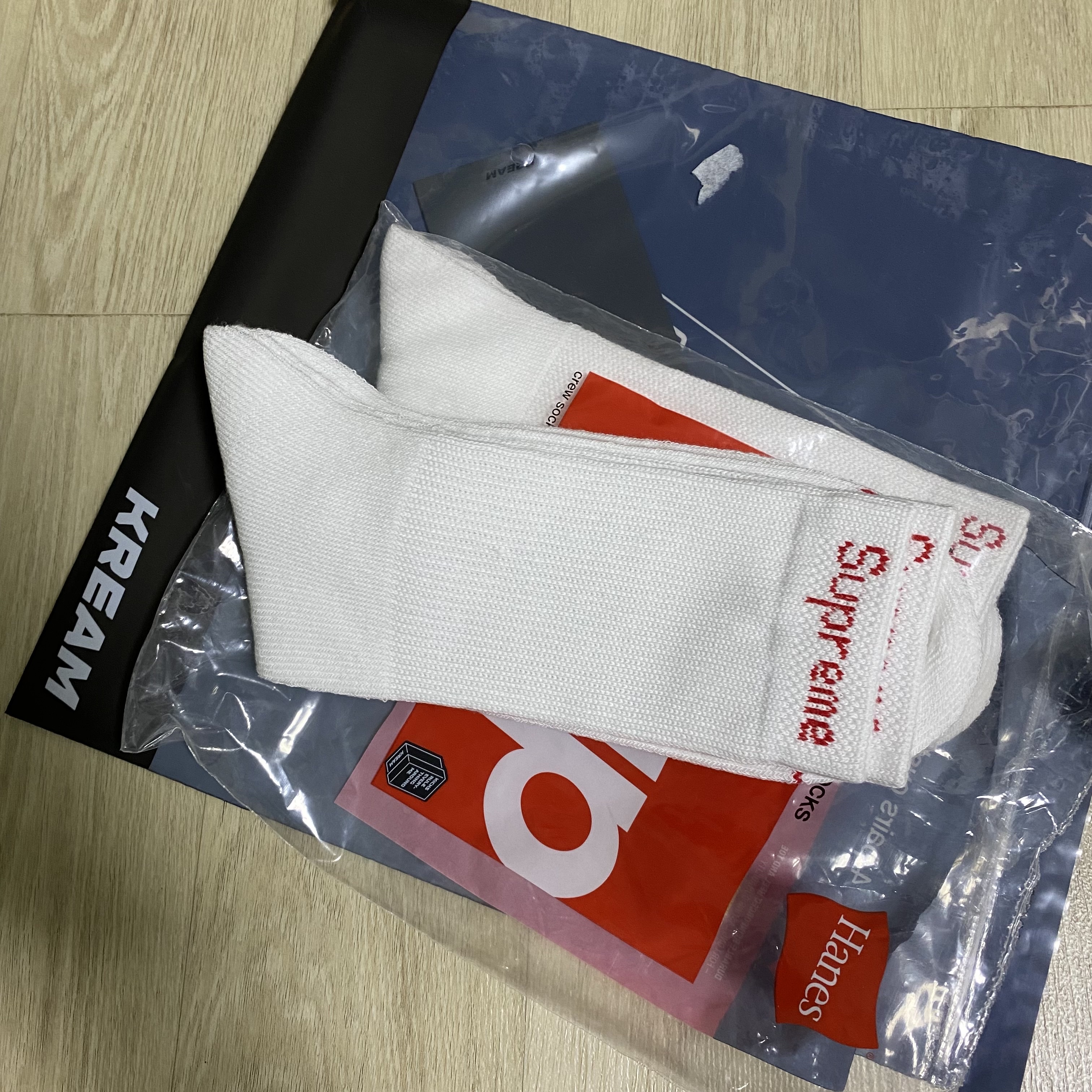 Supreme Hanes Crew Socks White (4 Pack) 착용 스타일