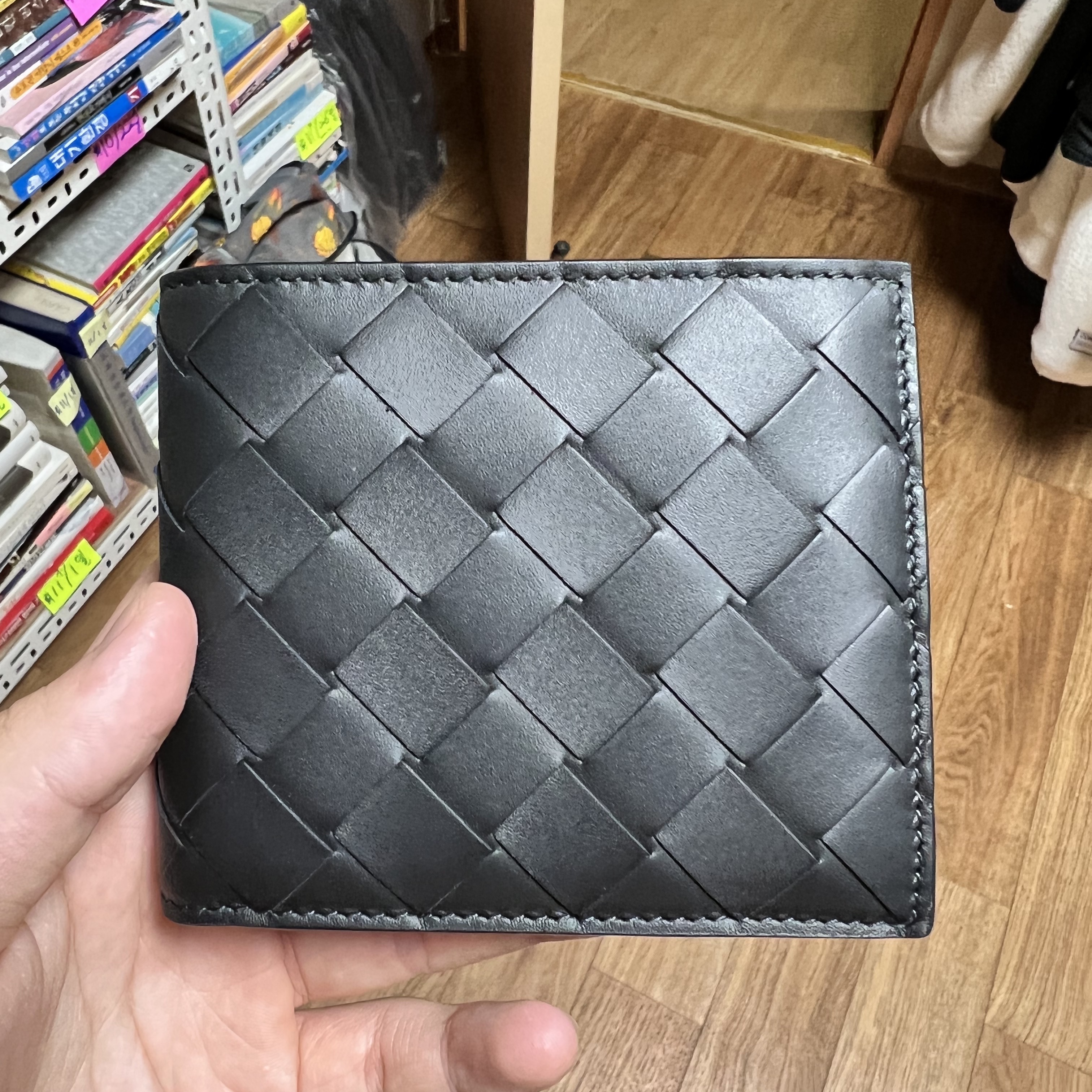 Bottega Veneta Bi-Fold Wallet Black 착용 스타일