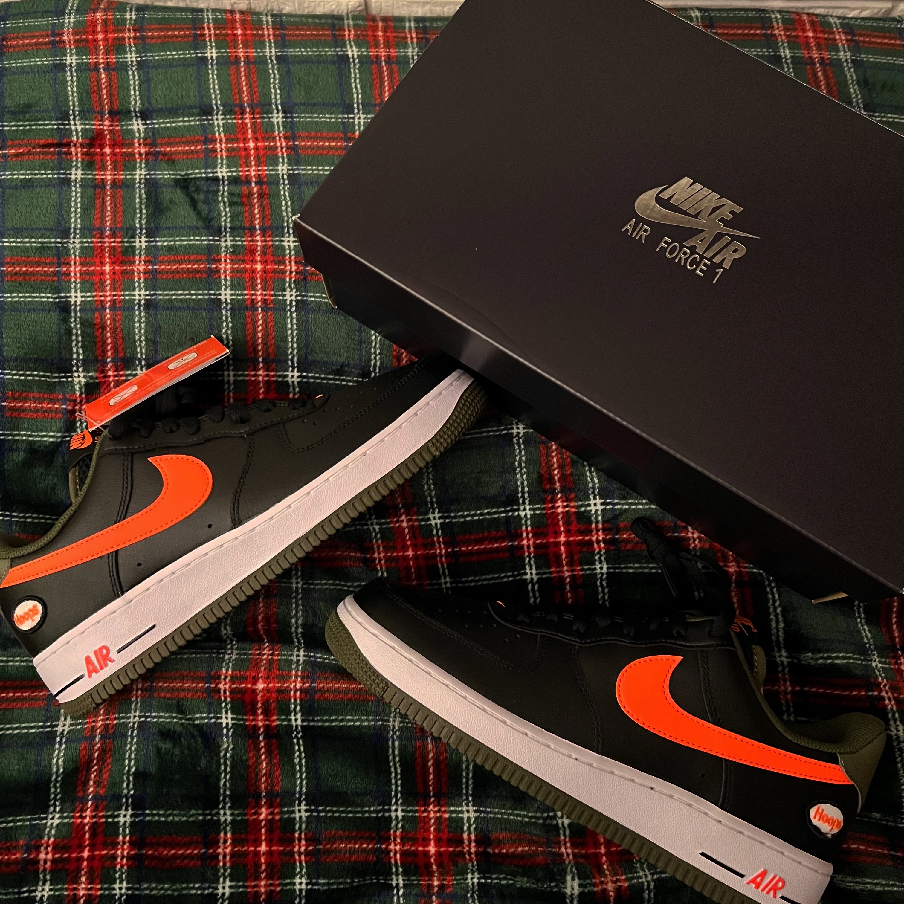 Nike Air Force 1 '07 LV8 Black Total Orange 착용 스타일