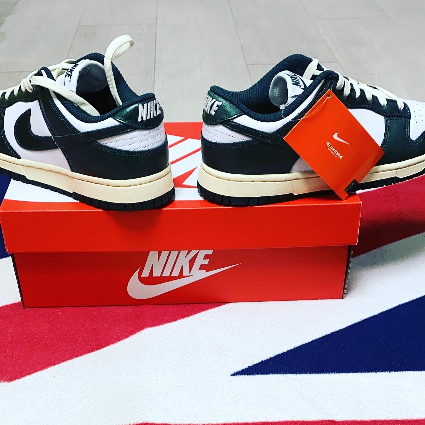 (W) Nike Dunk Low Vintage Green 착용 스타일 - 1