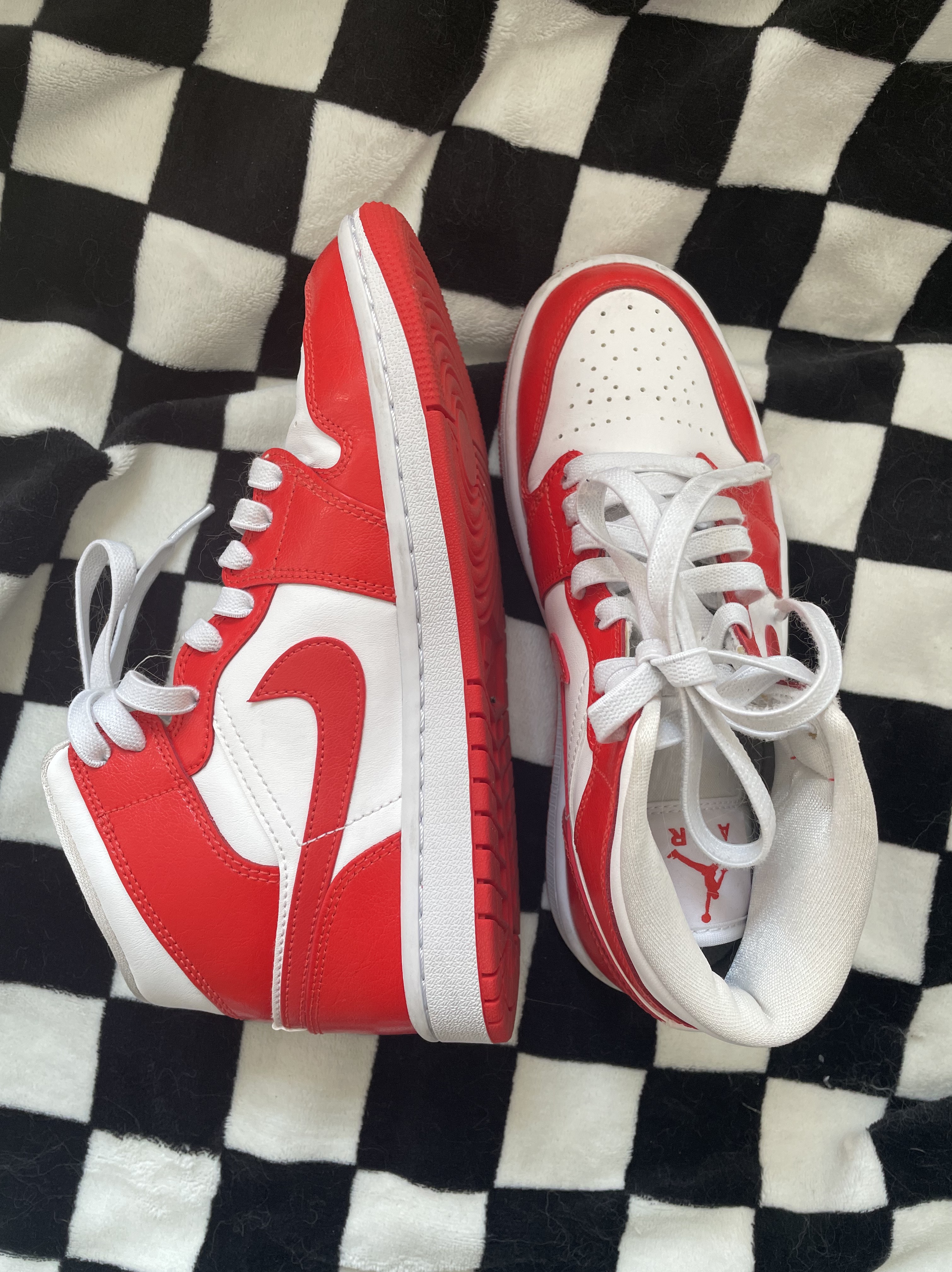 (W) Jordan 1 Mid Habanero Red 착용 스타일 - 1