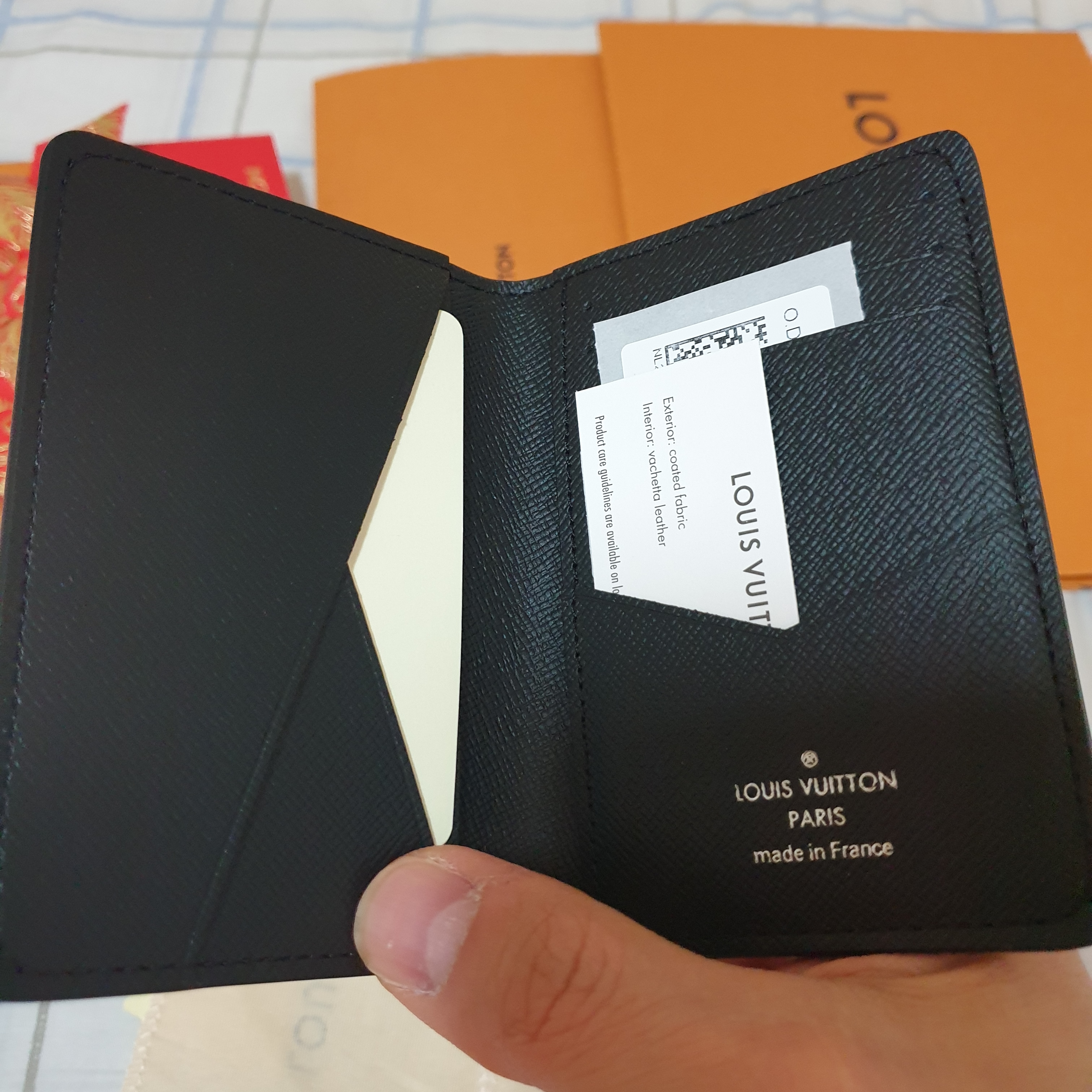 Louis Vuitton Pocket Organizer Monogram Eclipse 착용 스타일 - 2