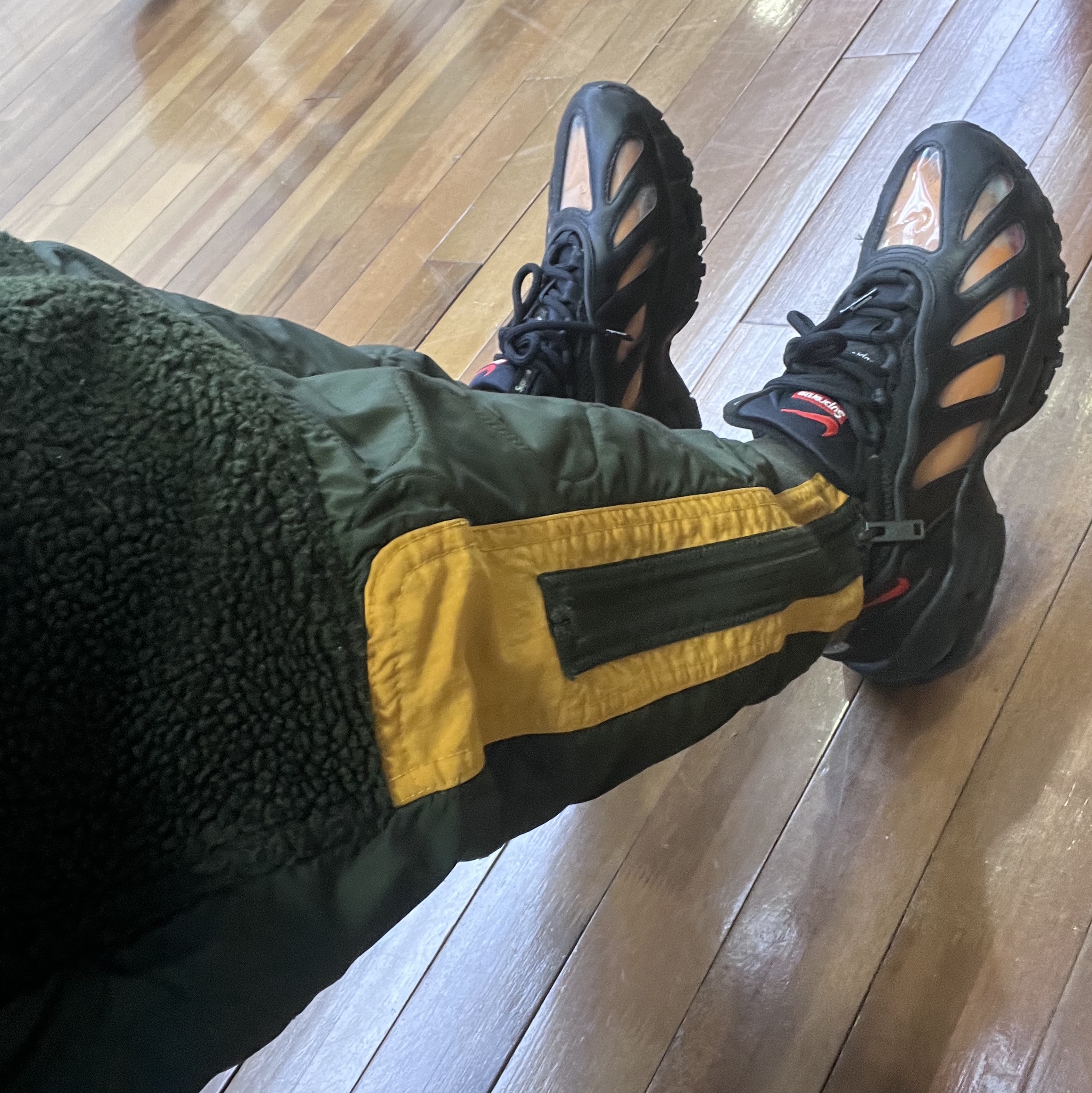 Nike x Supreme Air Max 96 Black 착용 스타일 - 1
