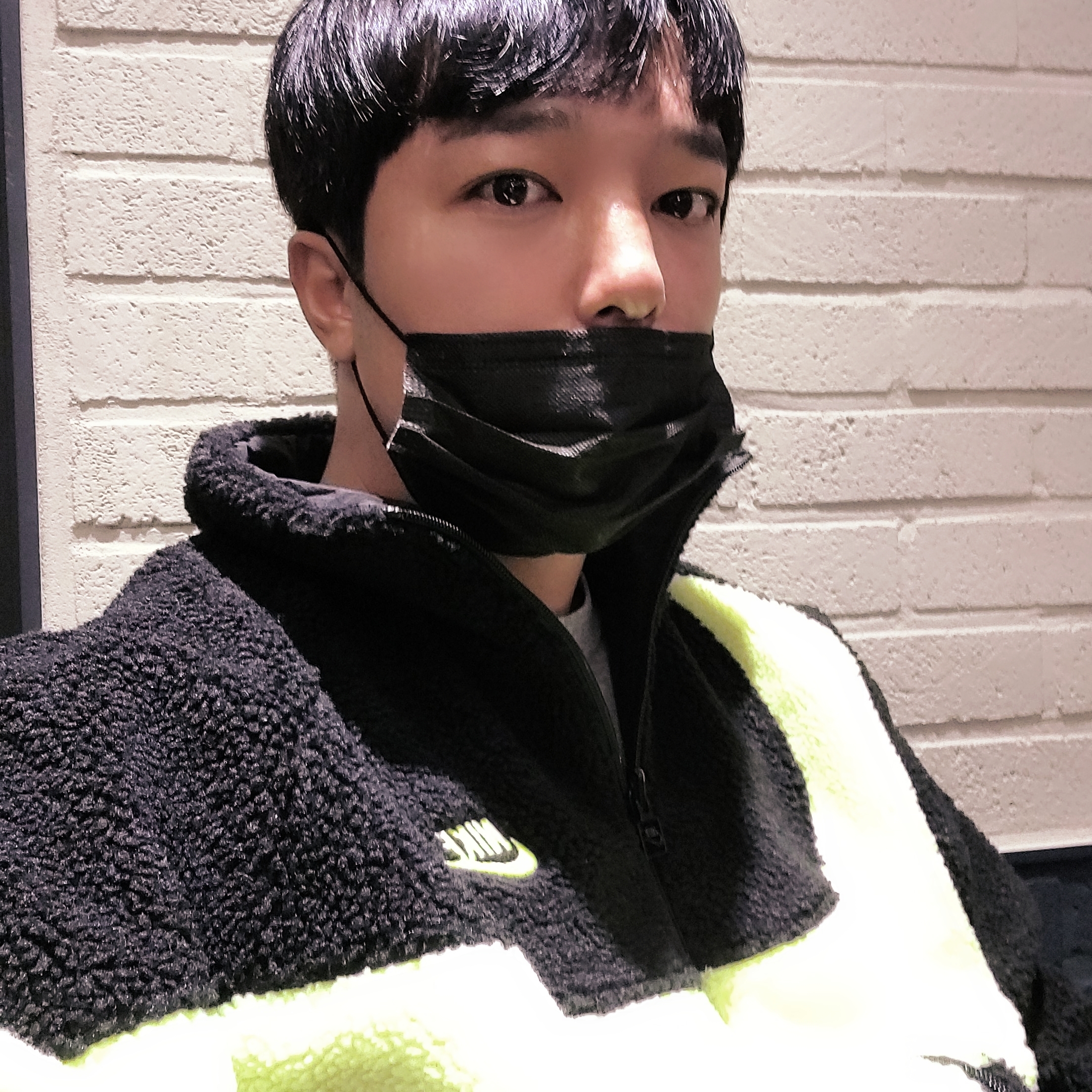 Nike Big Swoosh Full Zip Jacket Black Volt 착용 스타일