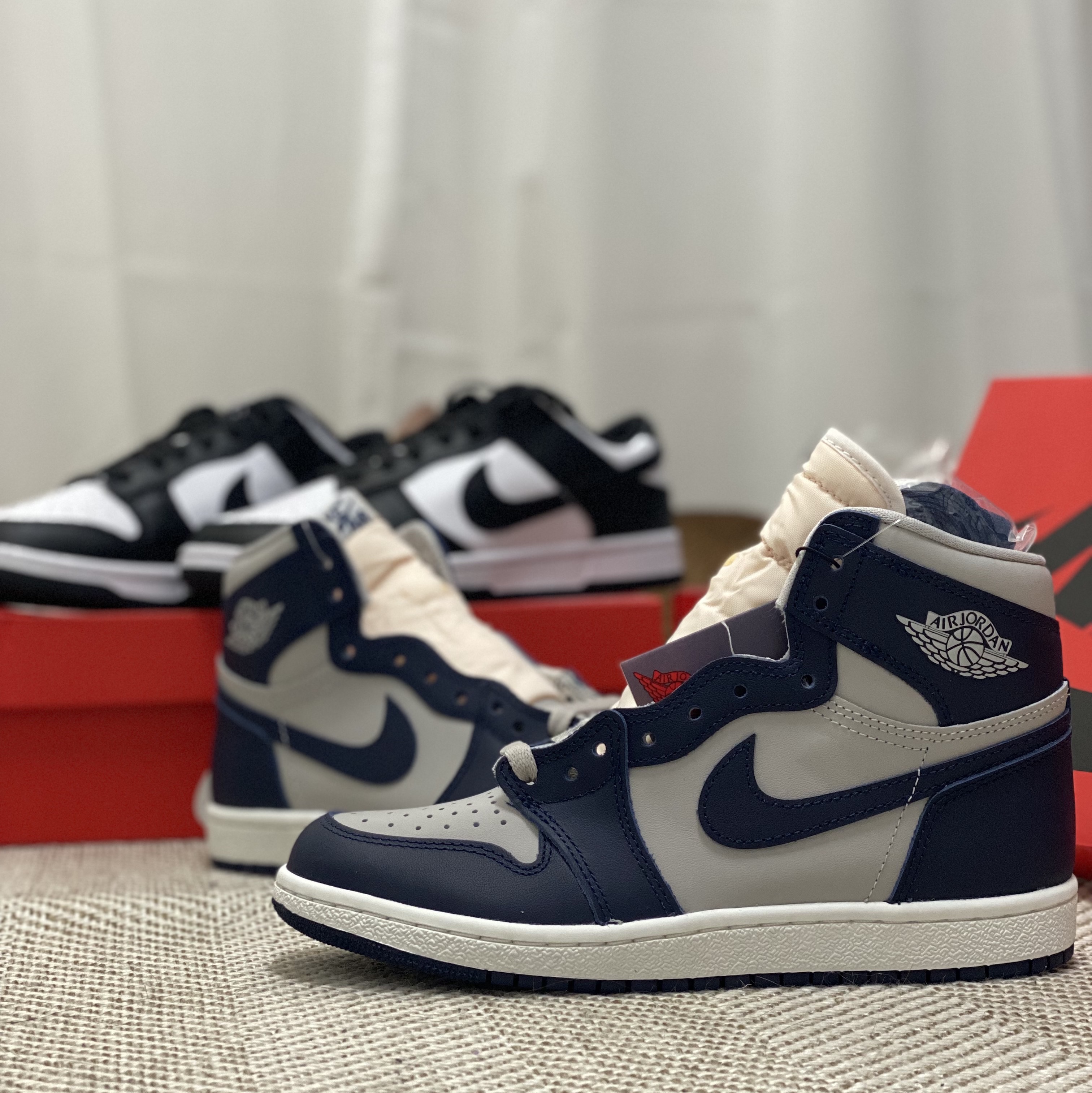 Nike Dunk Low Retro Black, Jordan 1 High 85 College Navy 착용 스타일