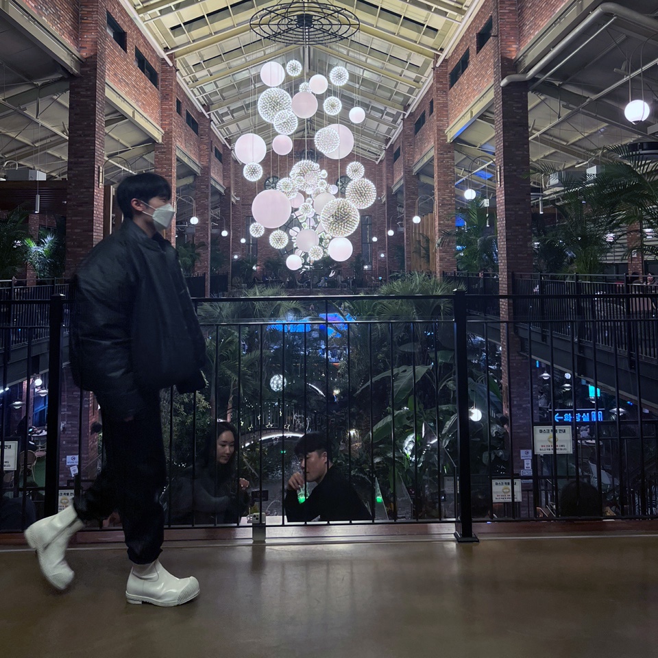 Yeezy Gap Round Jacket Black 착용 스타일 - 1