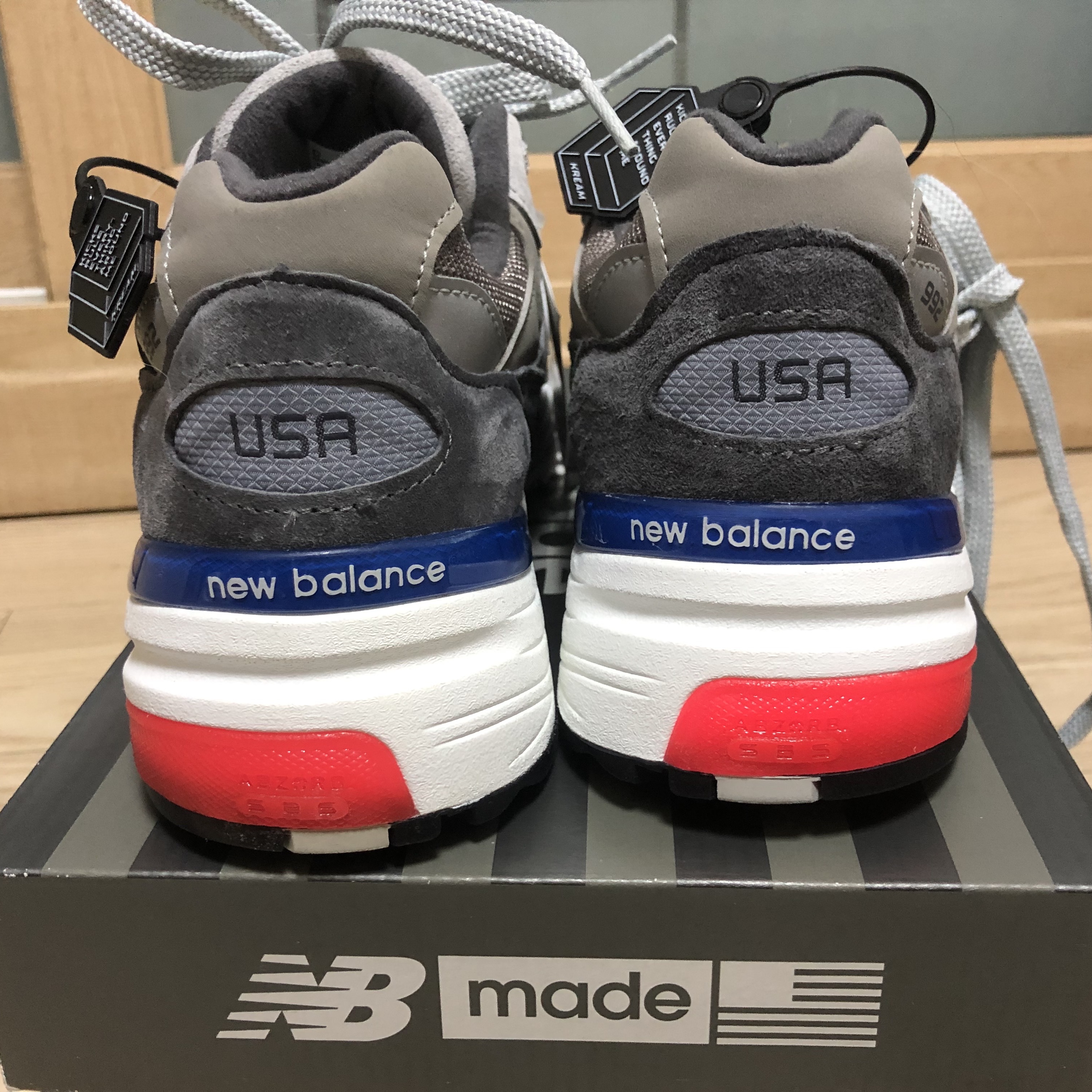 New Balance 992 Made in USA Grey Red Blue 착용 스타일 - 2