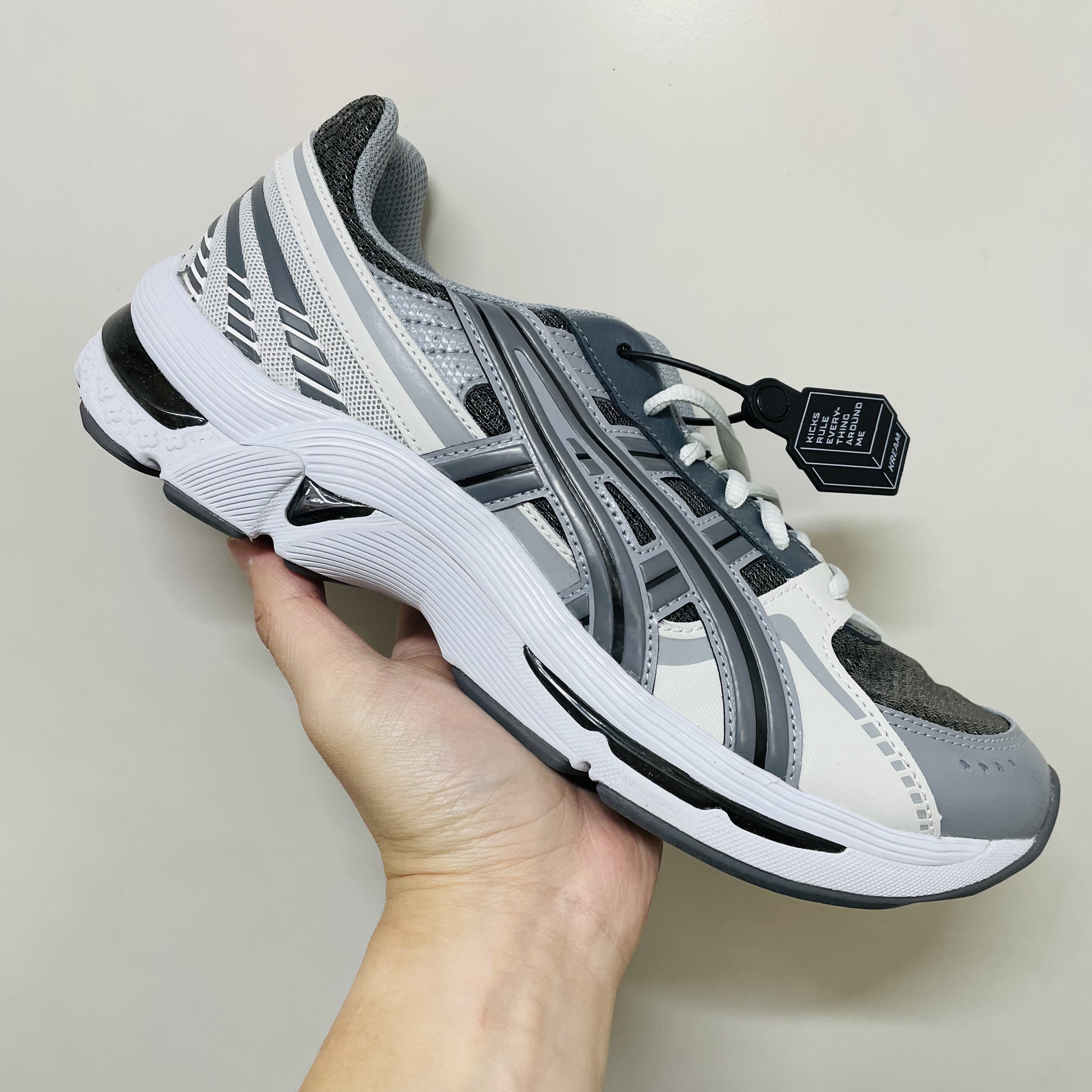 Asics Gel-Kyrios Carrier Grey 착용 스타일