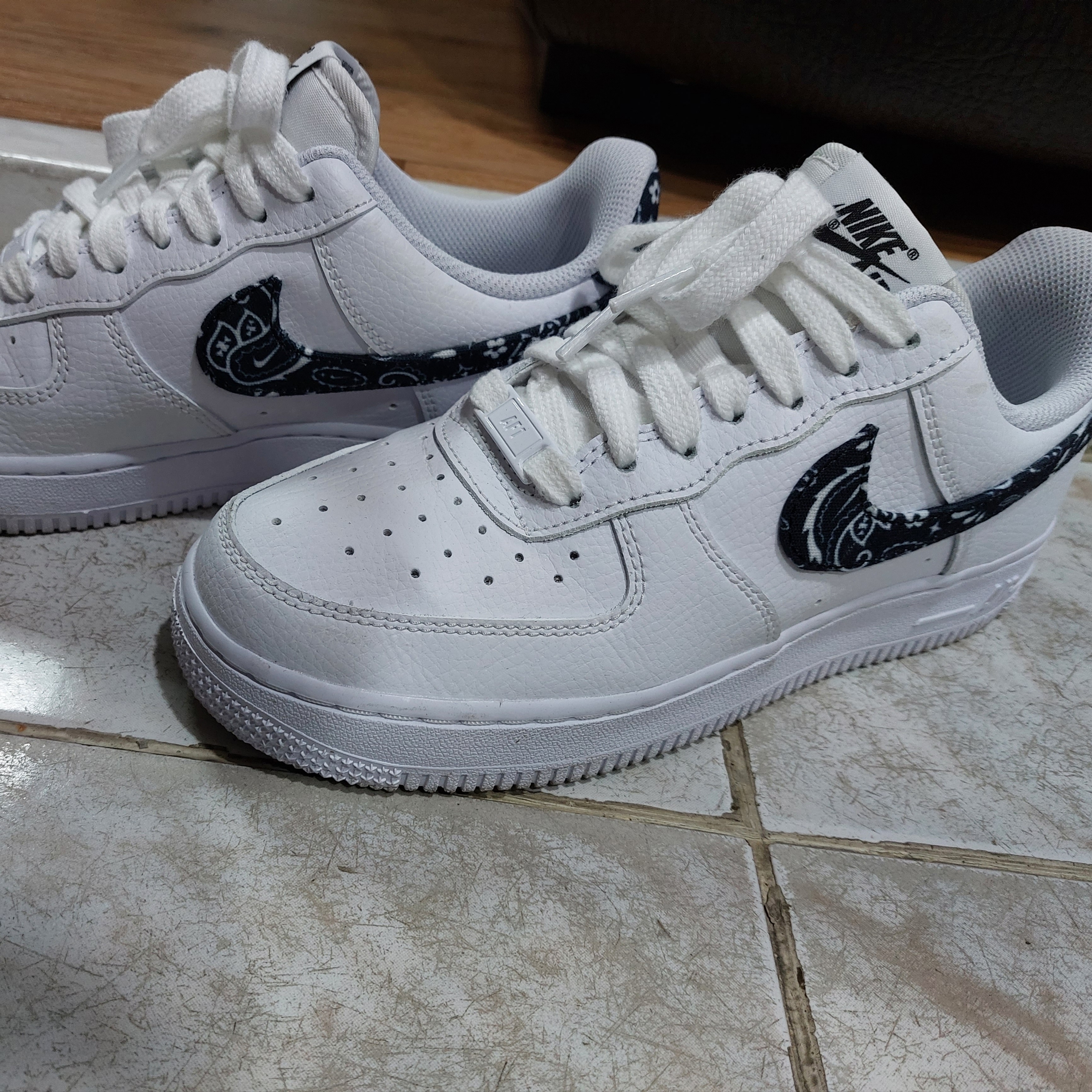(W) Nike Air Force 1 '07 Essential Paisley Swoosh White Black 착용 스타일