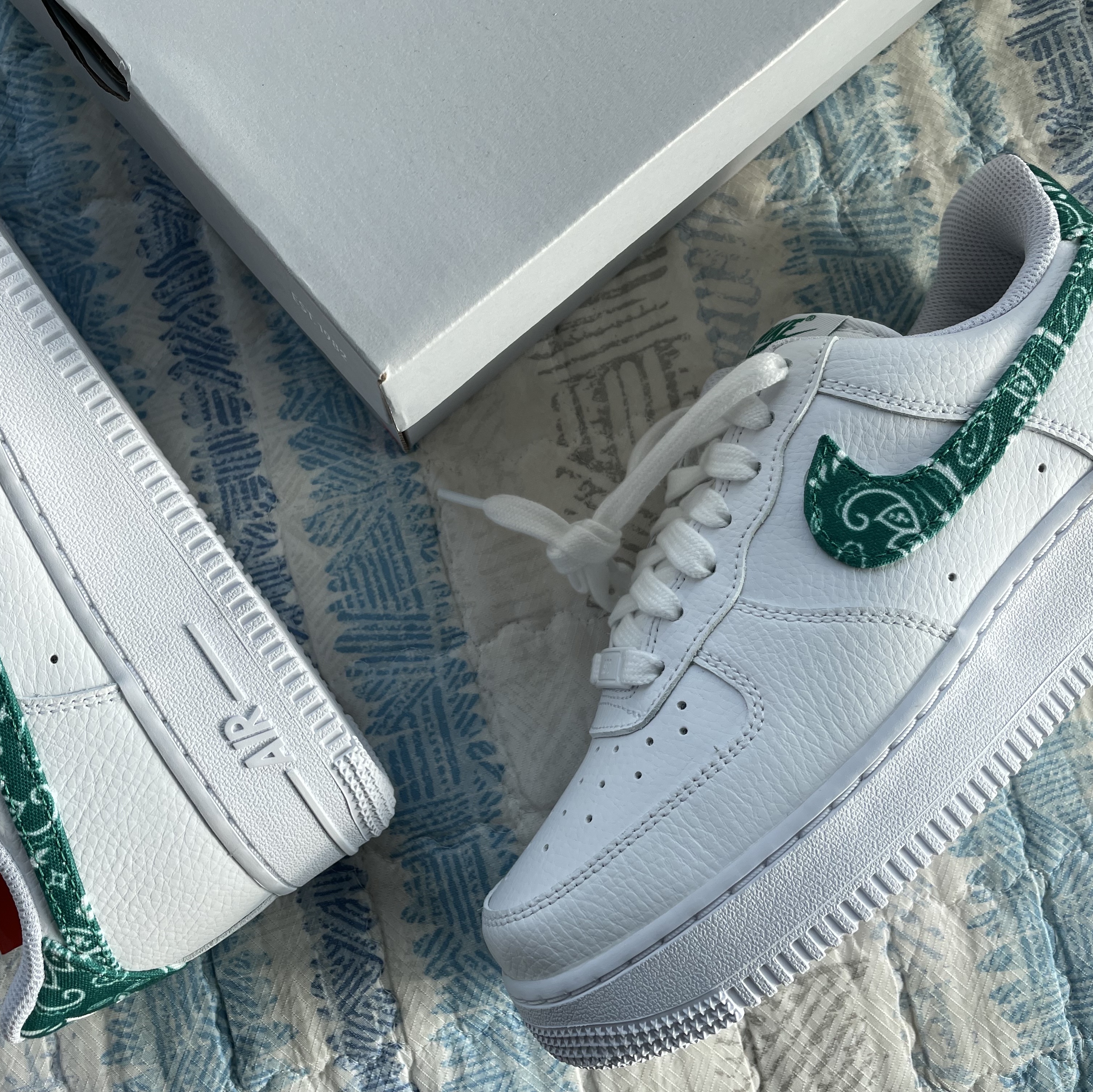 (W) Nike Air Force 1 '07 Essential Paisley Swoosh White Black, (W) Nike Air Force 1 '07 Essential Paisley Swoosh White Malachite 착용 스타일 - 4