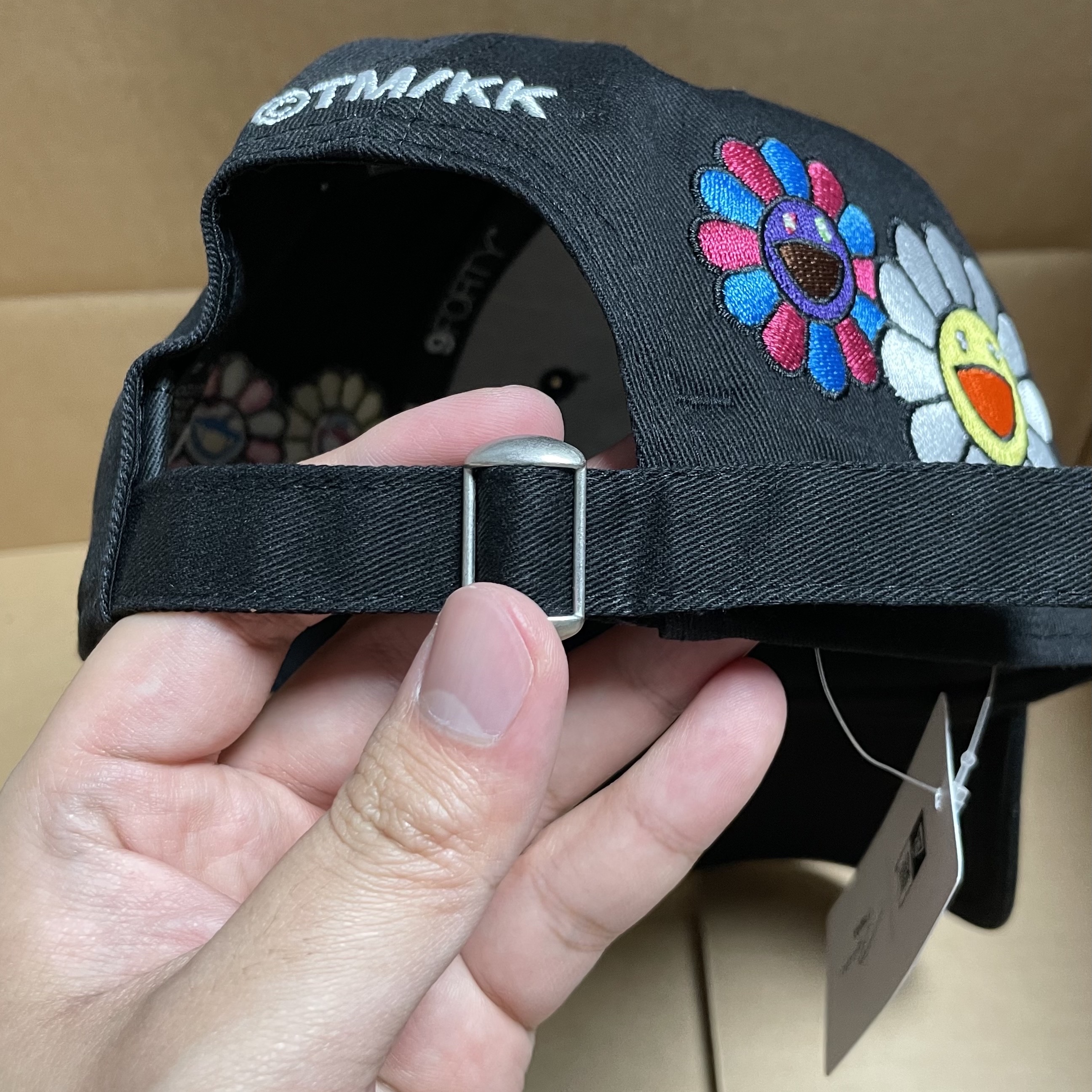 New Era x Murakami Takashi Ohana All Over Cap Black 착용 스타일 - 3