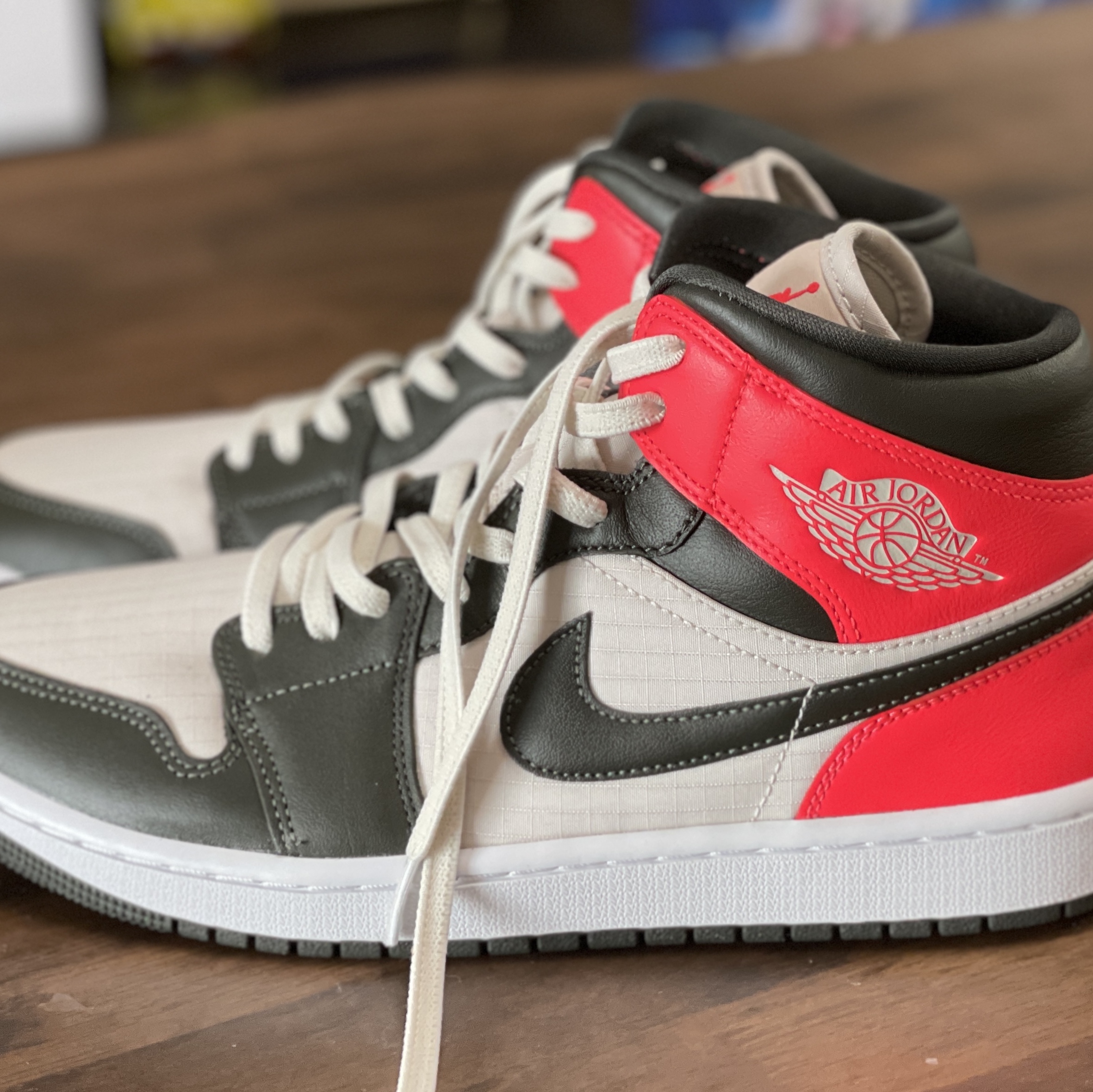 (W) Jordan 1 Mid SE Newsprint 착용 스타일