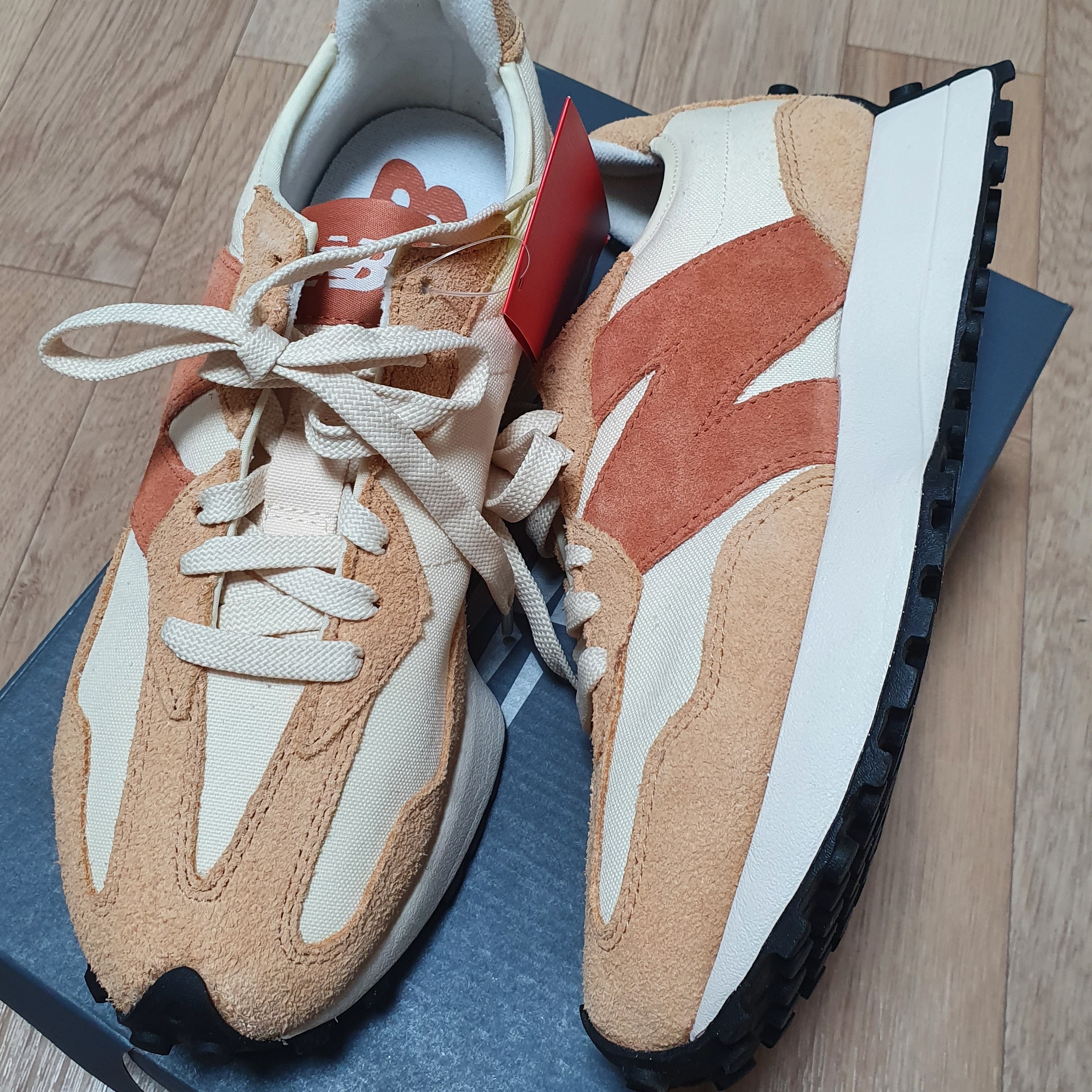 New Balance 327 Caramel Brown Sugar 착용 스타일