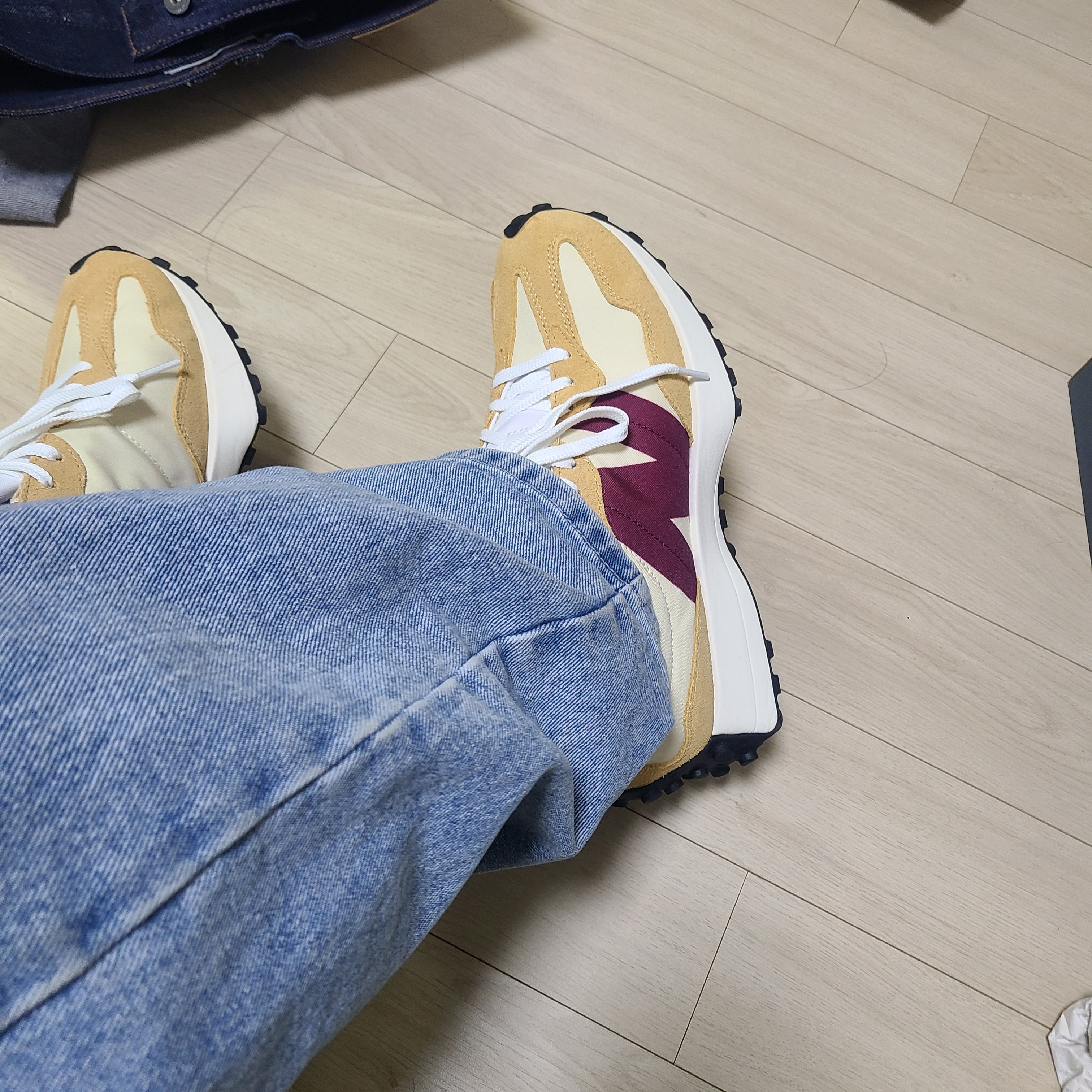 New Balance 327 Moonbeam Ghost Pepper 착용 스타일 - 1