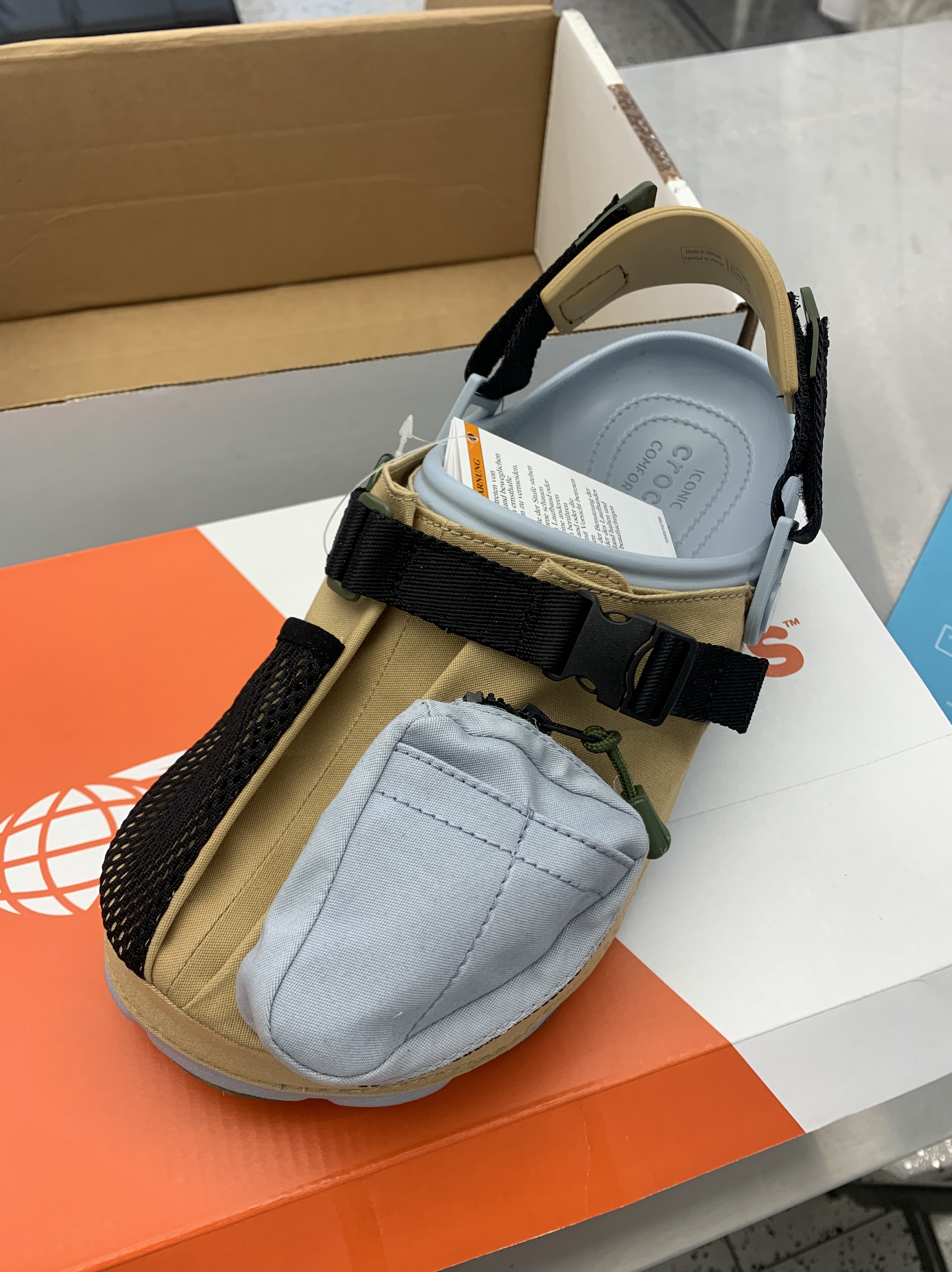 Crocs x Beams Classic All Terrain Mountain Parka Clog Beige, New Balance 2002R Gray 착용 스타일 - 2