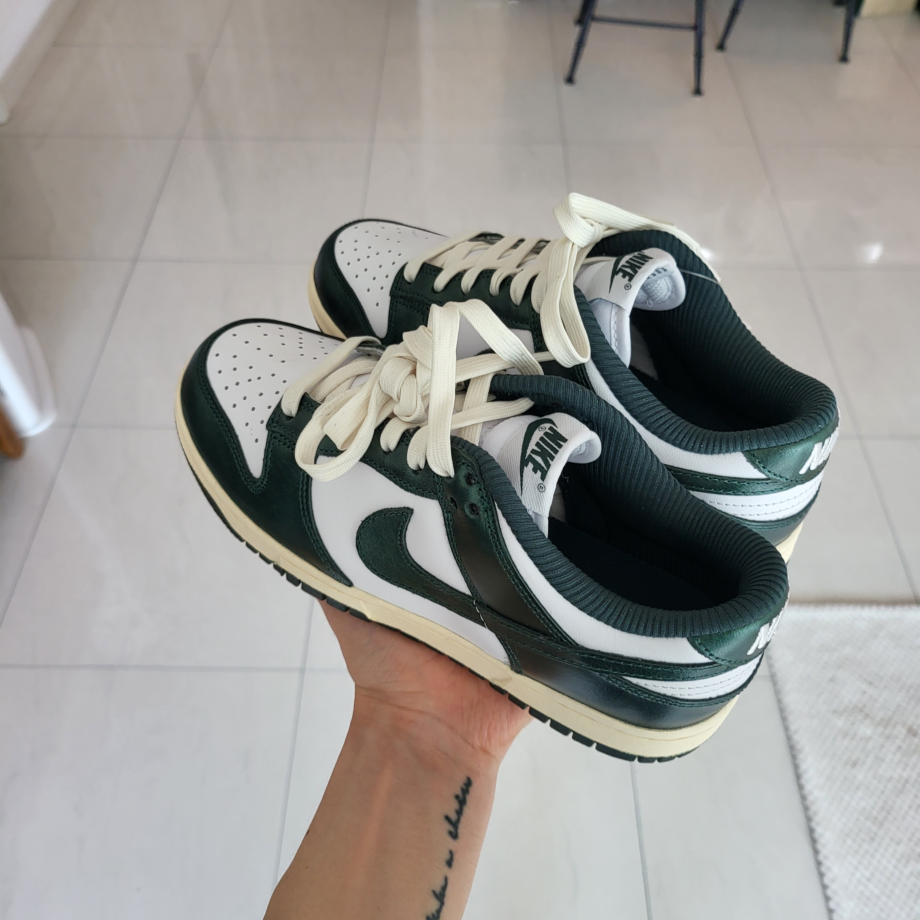 (W) Nike Dunk Low Vintage Green 착용 스타일 - 3