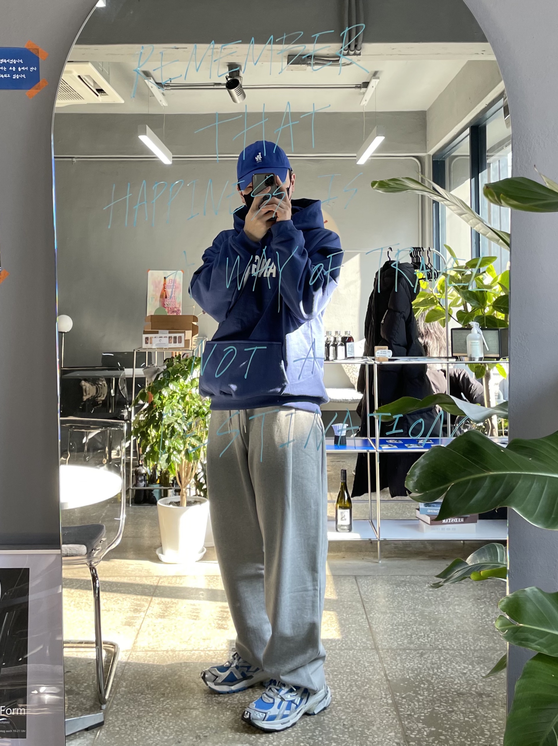 Balenciaga Runner Sneakers Blue White 착용 스타일 - 3