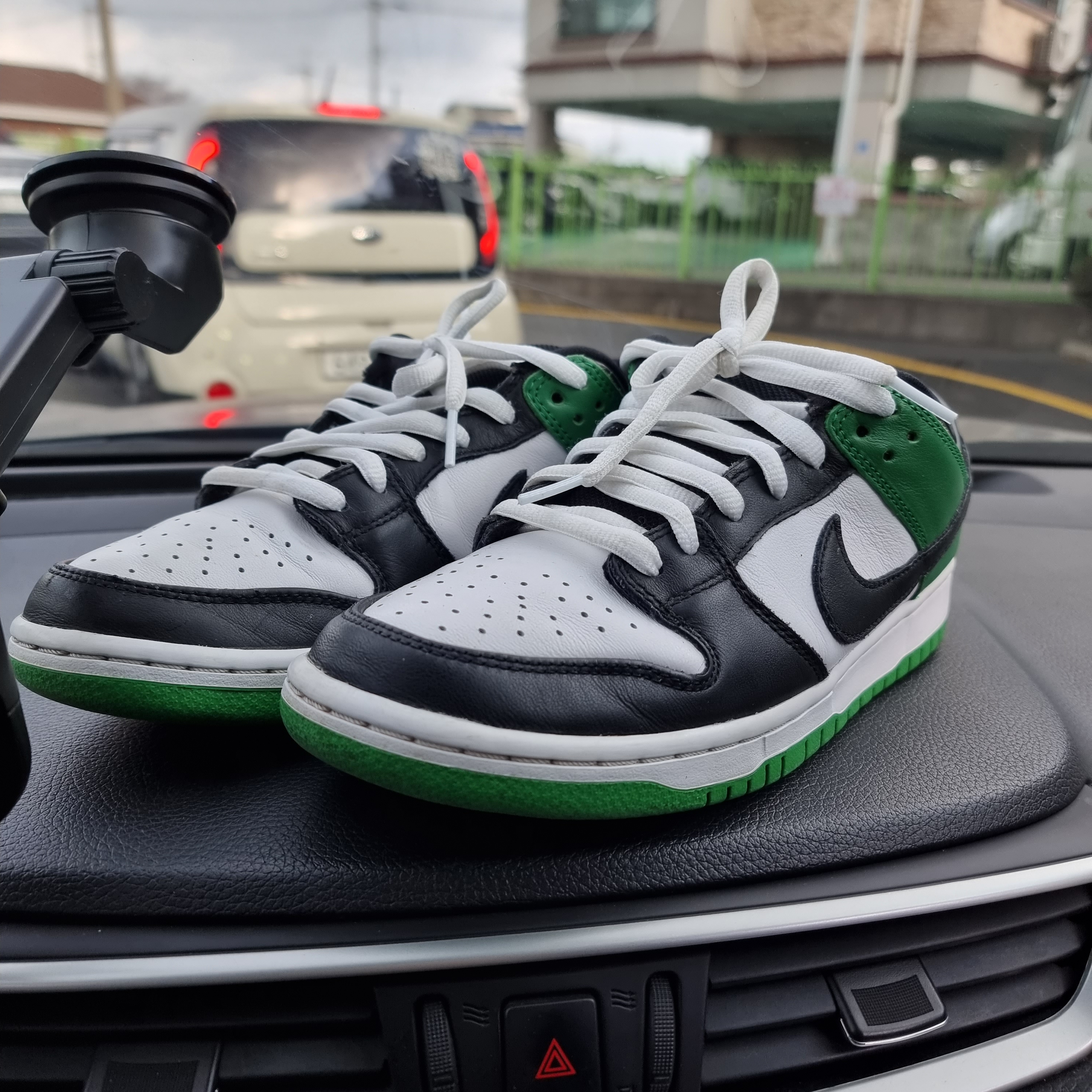 Nike SB Dunk Low Pro Black and Classic Green 착용 스타일 - 2