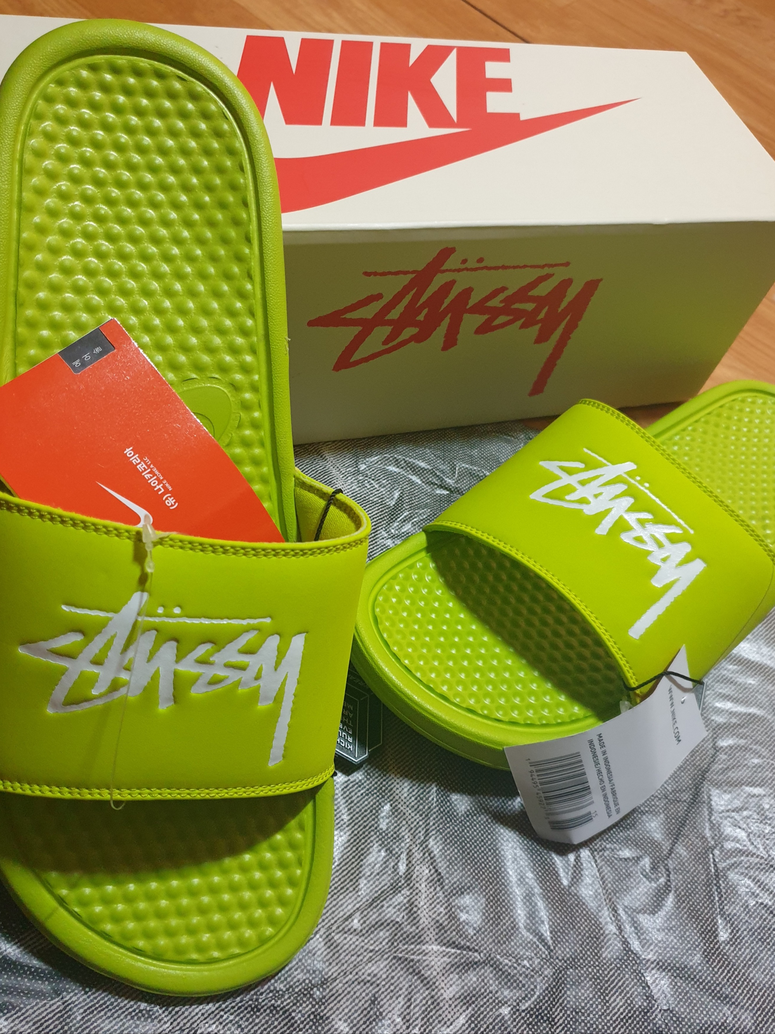 Nike x Stussy Benassi Slide Volt 착용 스타일 - 2