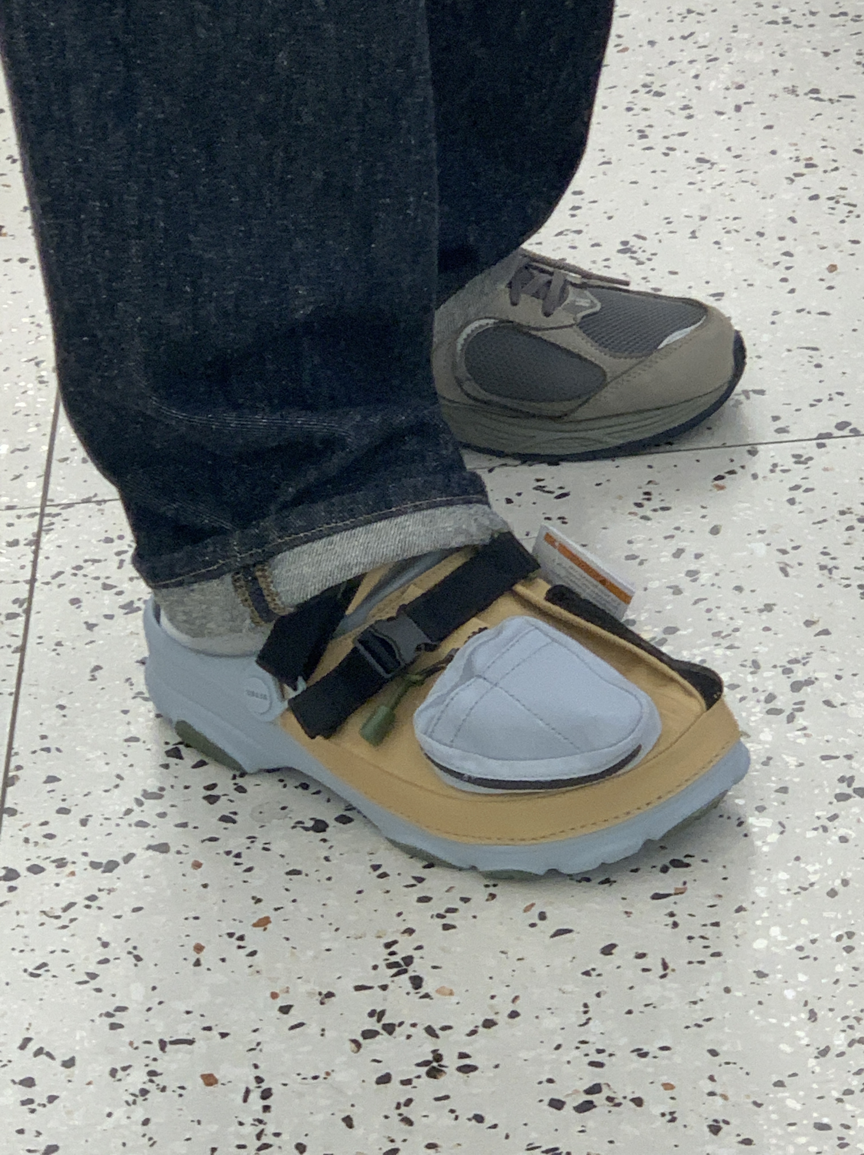 Crocs x Beams Classic All Terrain Mountain Parka Clog Beige, New Balance 2002R Gray 착용 스타일 - 1
