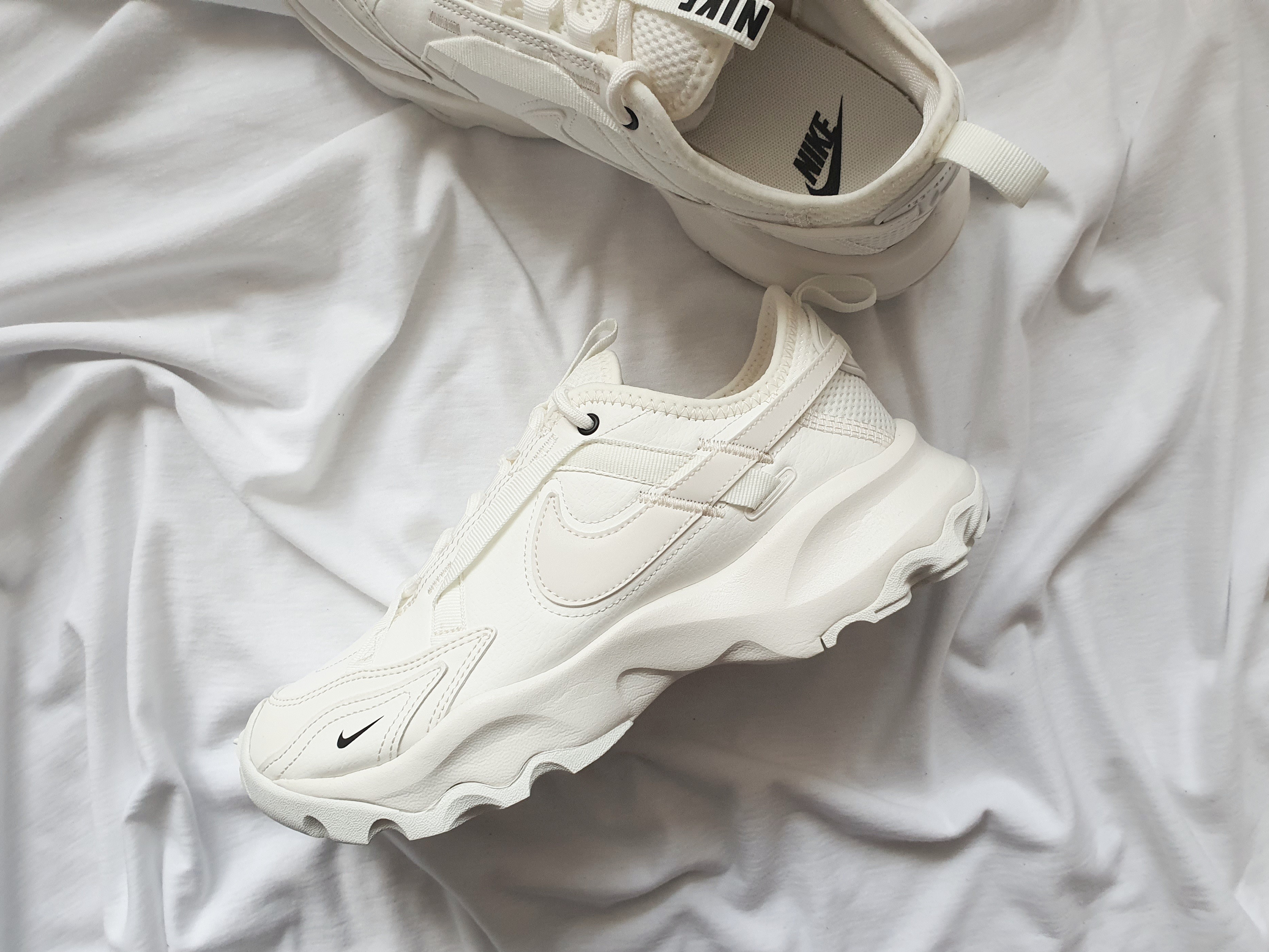 (W) Nike TC 7900 Summit White 착용 스타일 - 2