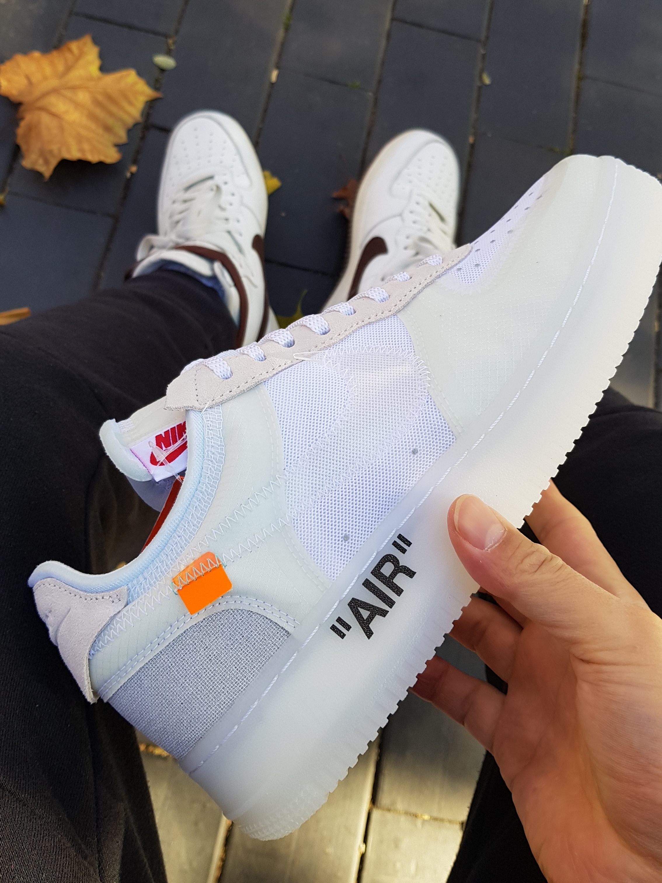 Nike x Off-White Air Force 1 Low The Ten, Jordan 1 x Off-White Retro High University Blue 착용 스타일 - 1