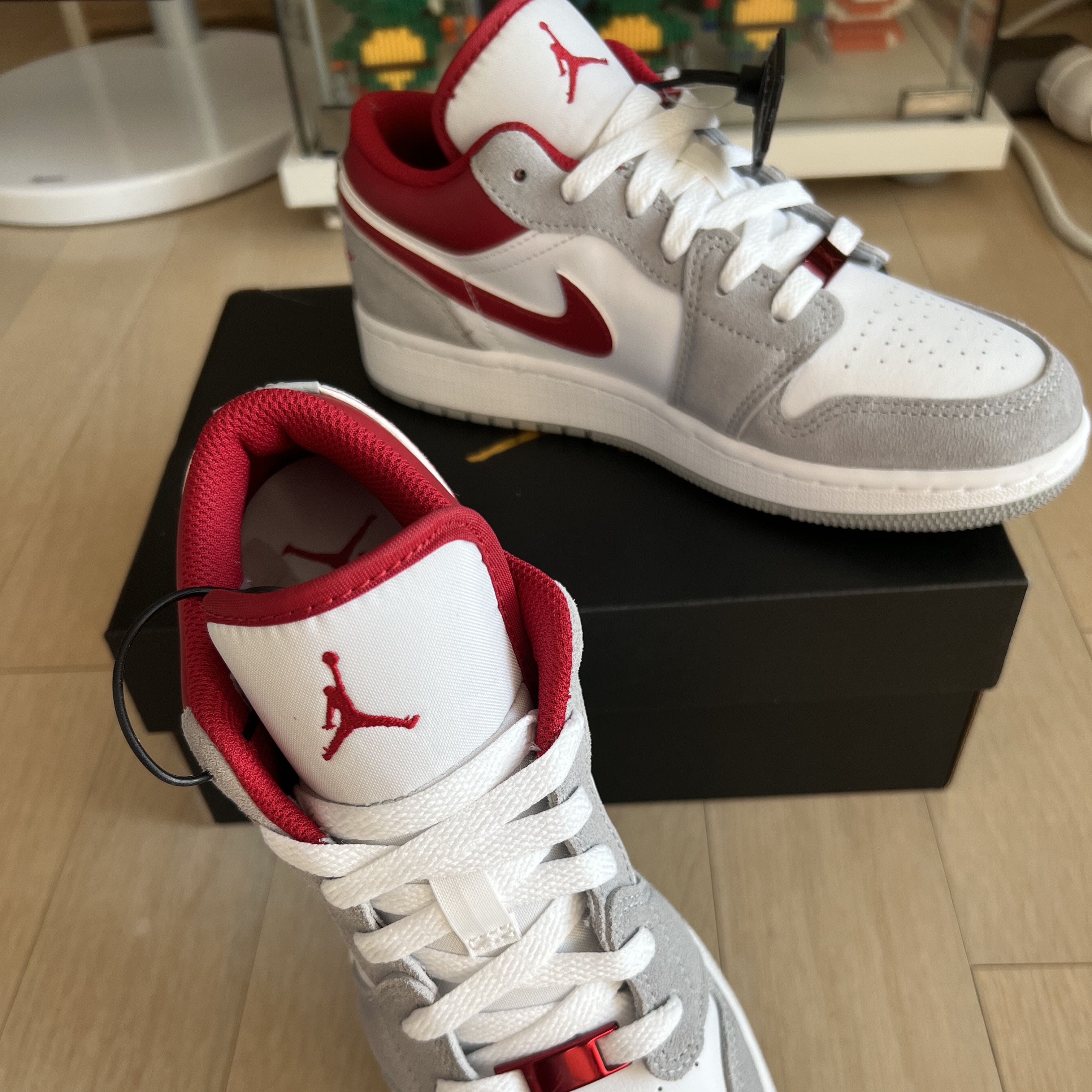 Jordan 1 Low SE Light Smoke Grey Gym Red 착용 스타일 - 3