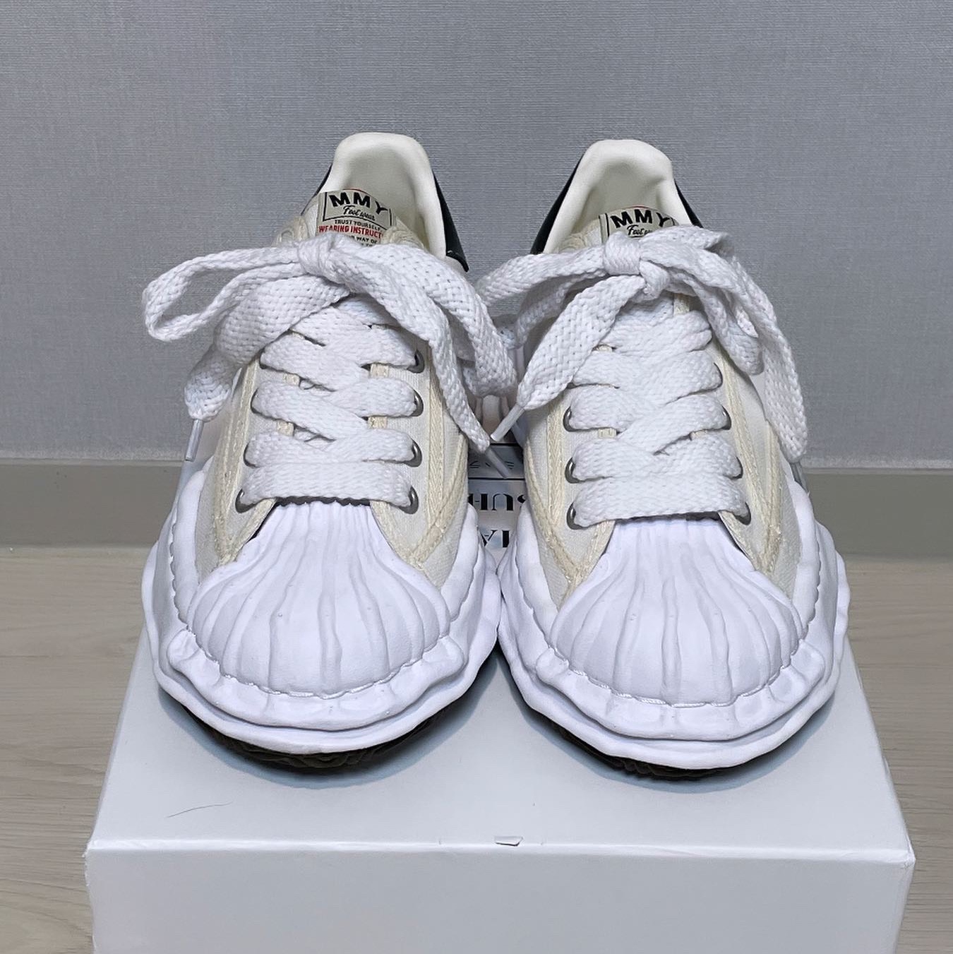 Maison Mihara Yasuhiro Blakey OG Sole Canvas Low-top Sneakers White 착용 스타일 - 1