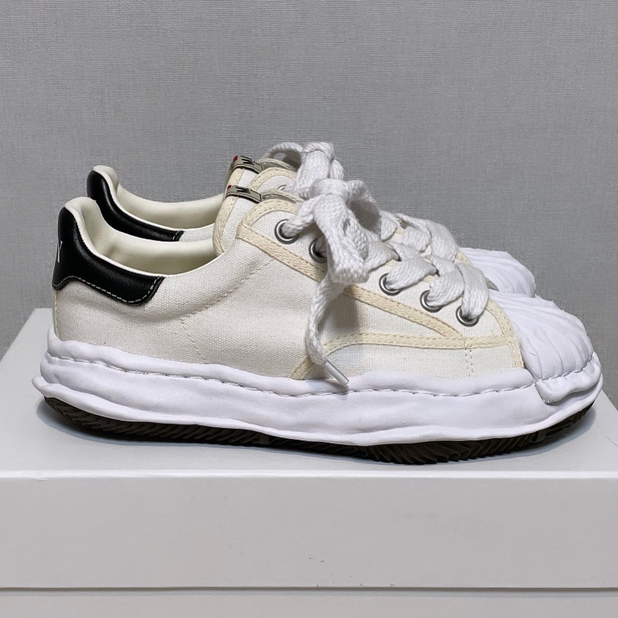 Maison Mihara Yasuhiro Blakey OG Sole Canvas Low-top Sneakers White 착용 스타일 - 2