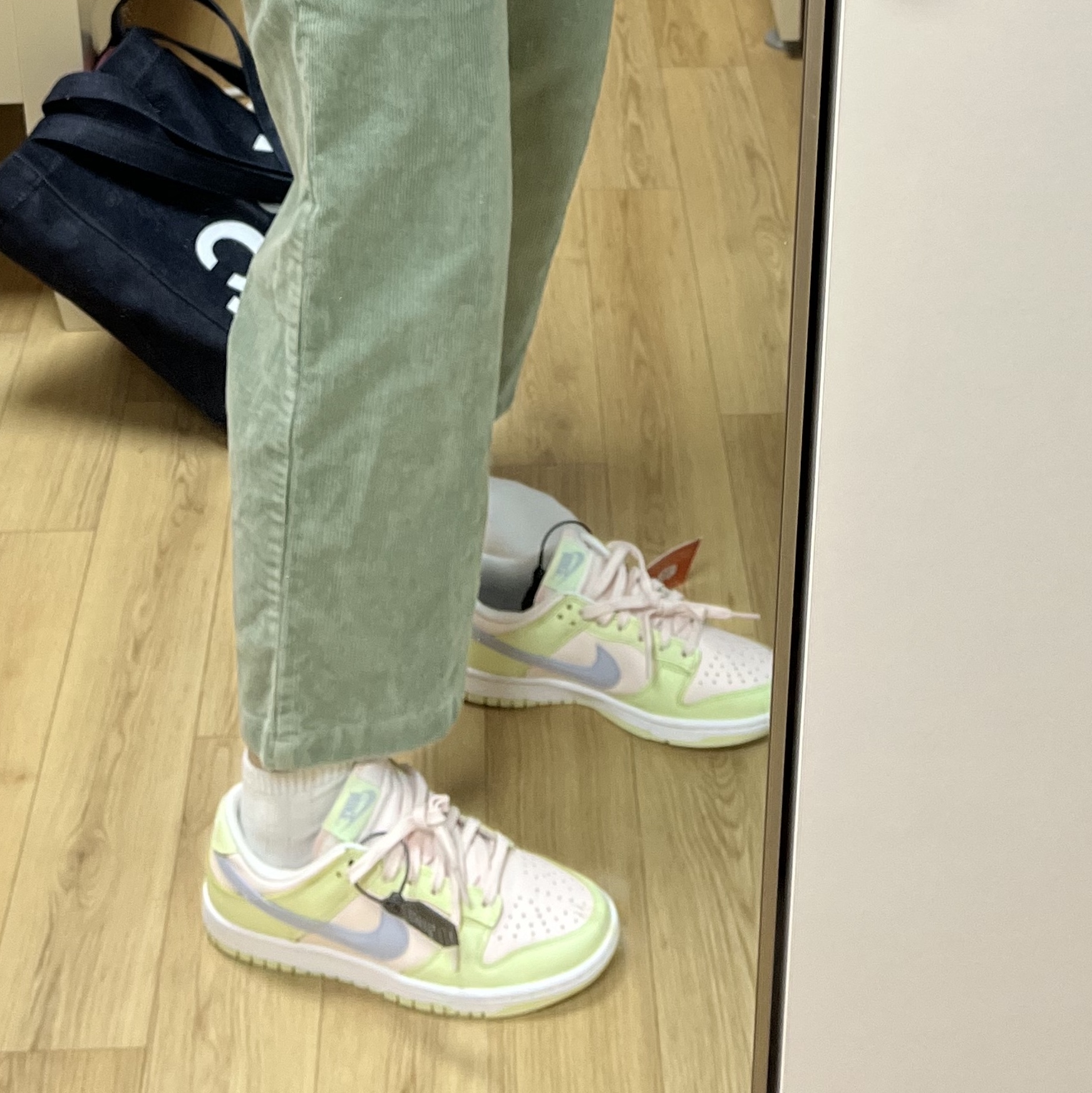(W) Nike Dunk Low Light Soft Pink, A.P.C. Laure Tote Bag Blue 착용 스타일