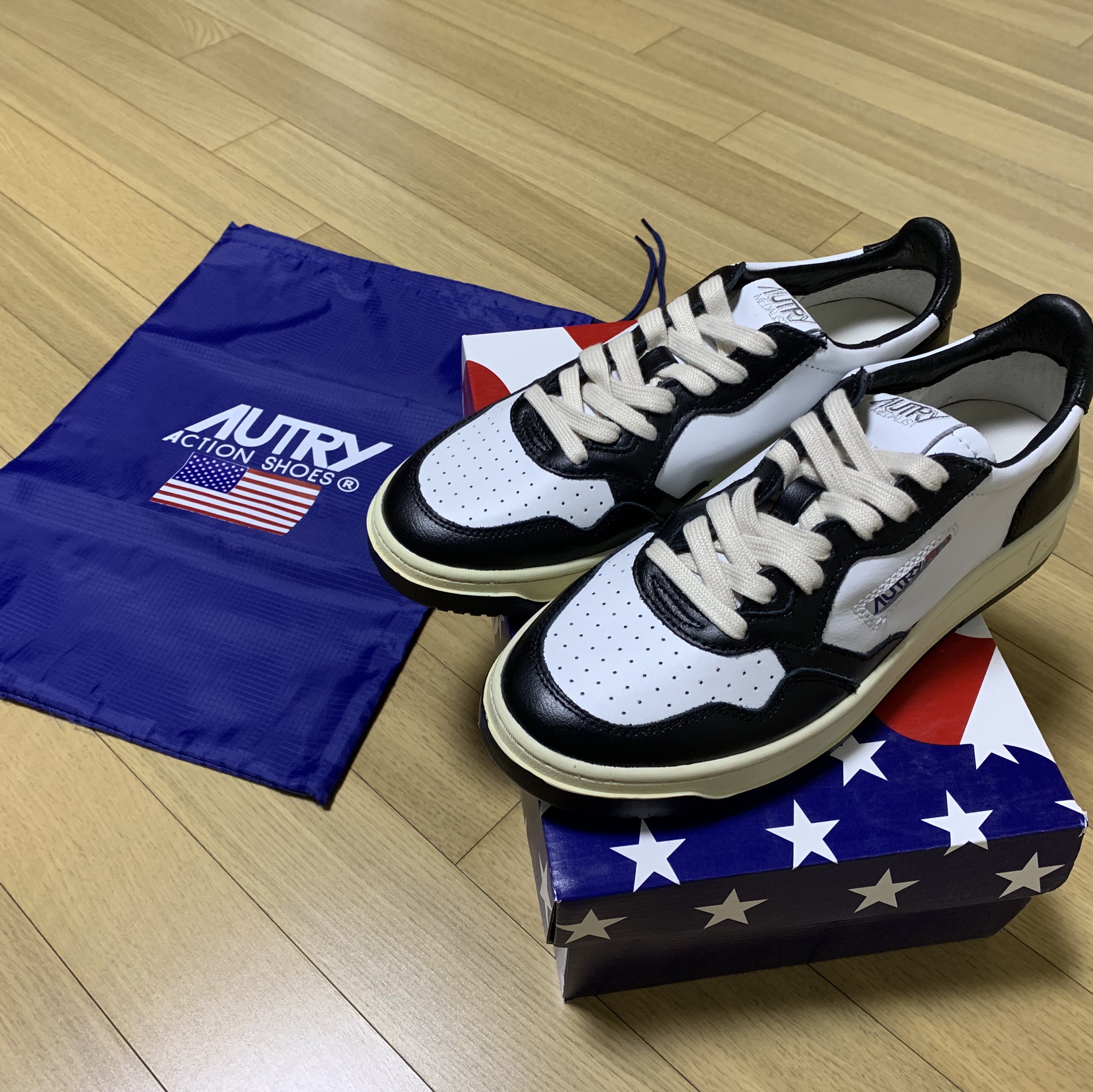 Autry Medalist Low Leather Sneakers Black White 착용 스타일 - 2