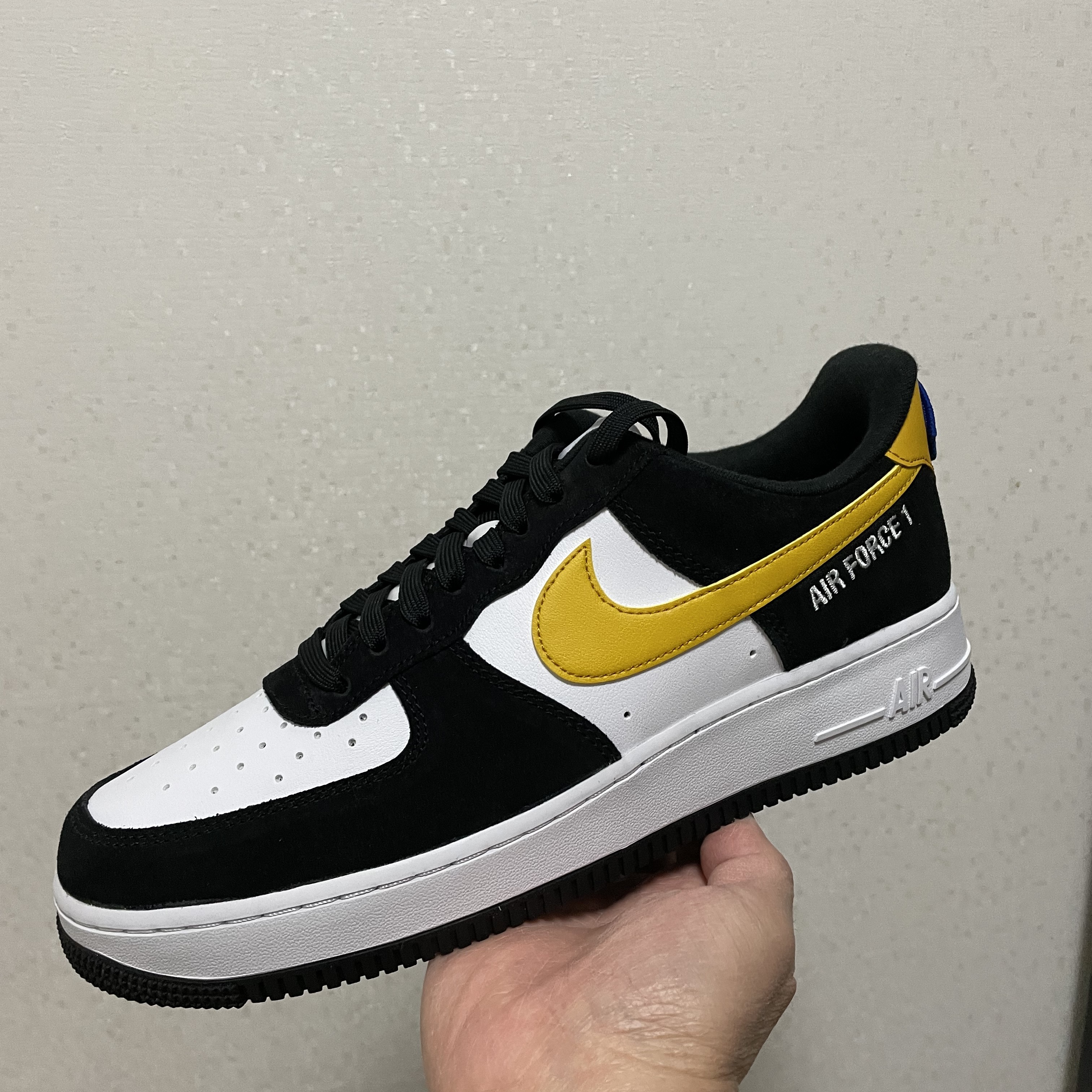 Nike Air Force 1 '07 LV8 Athletic Club Black Dark Sulfur 착용 스타일 - 1