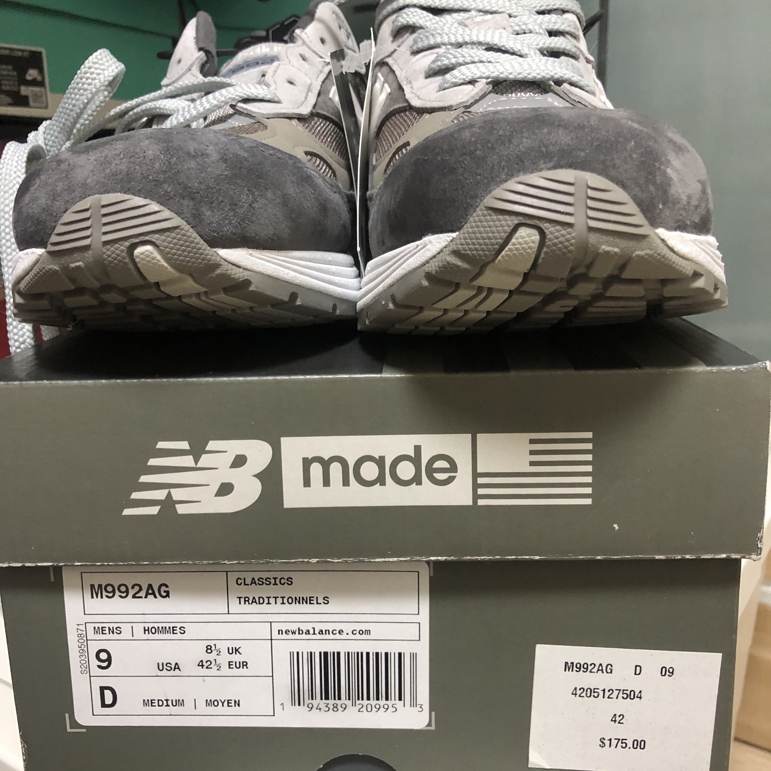 New Balance 992 Made in USA Grey Red Blue 착용 스타일 - 3