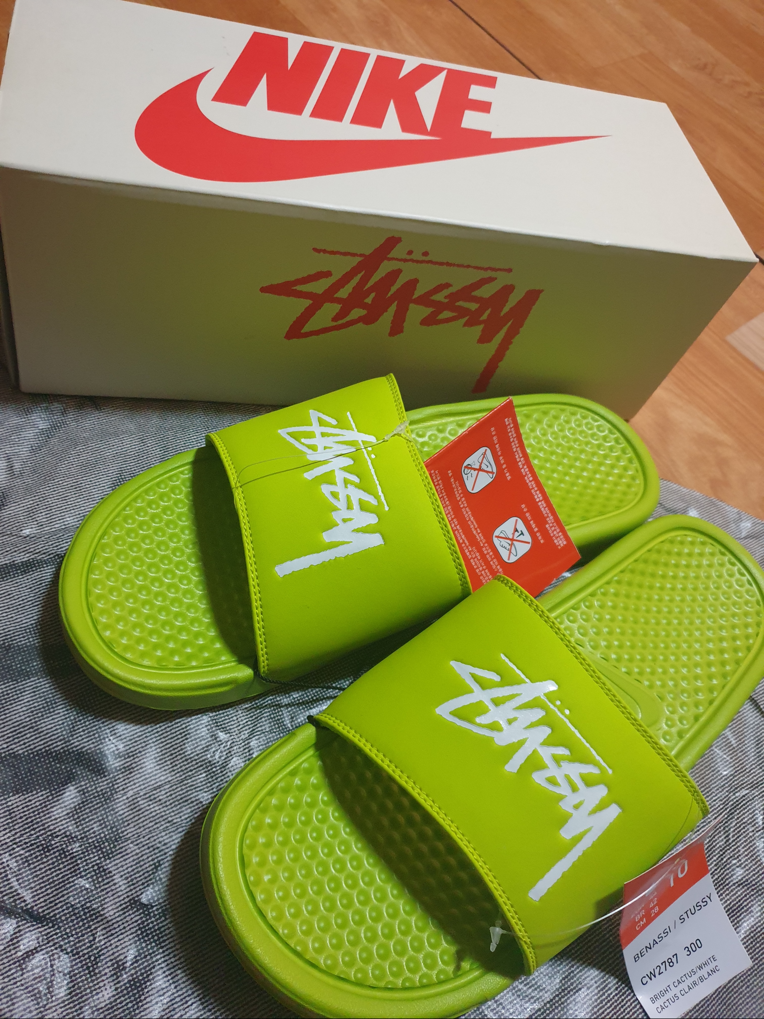 Nike x Stussy Benassi Slide Volt 착용 스타일 - 1