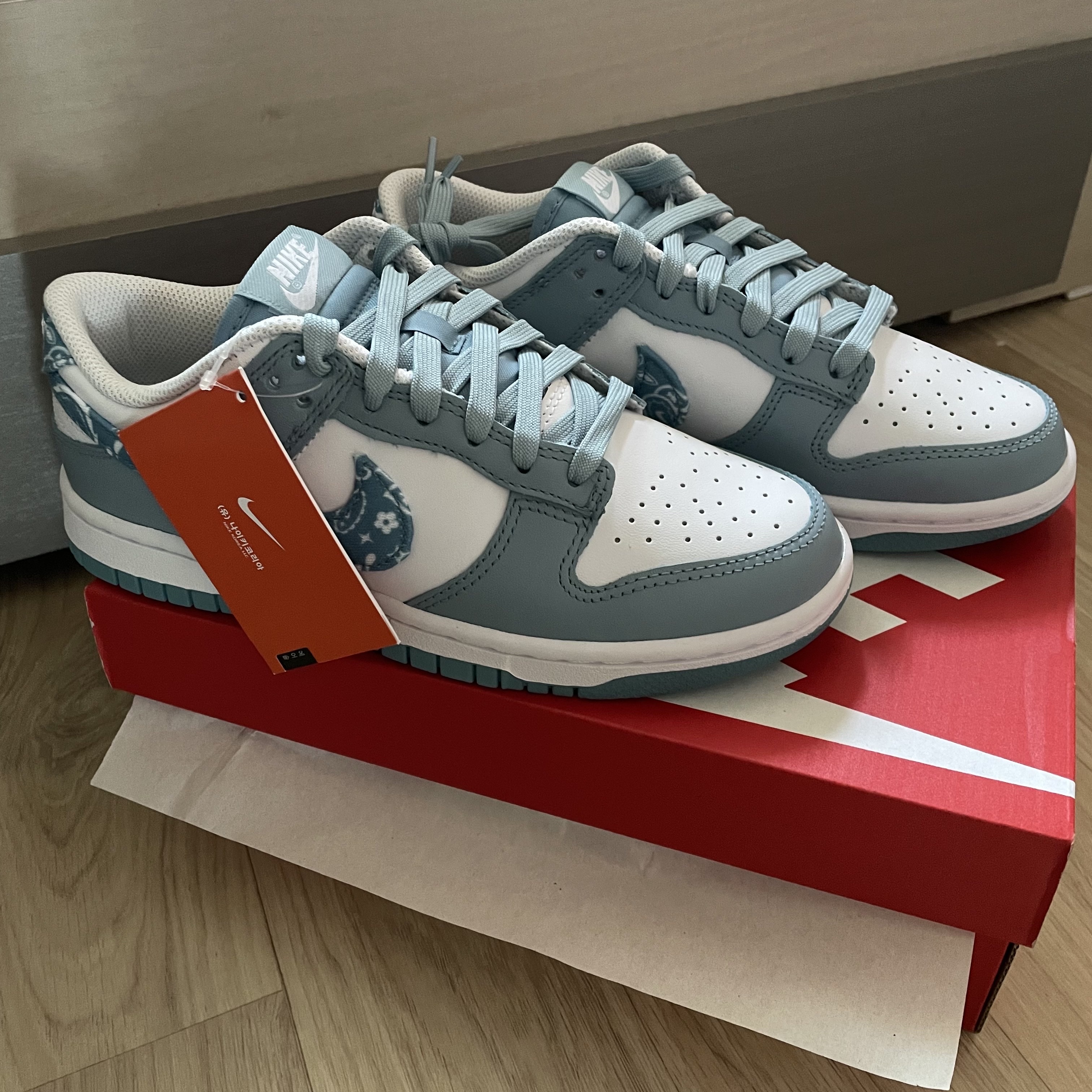(W) Nike Dunk Low Essential Blue Paisley 착용 스타일 - 1